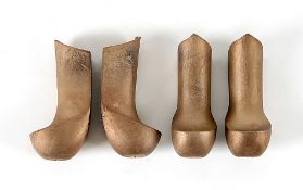Vier Bronzeschuhe