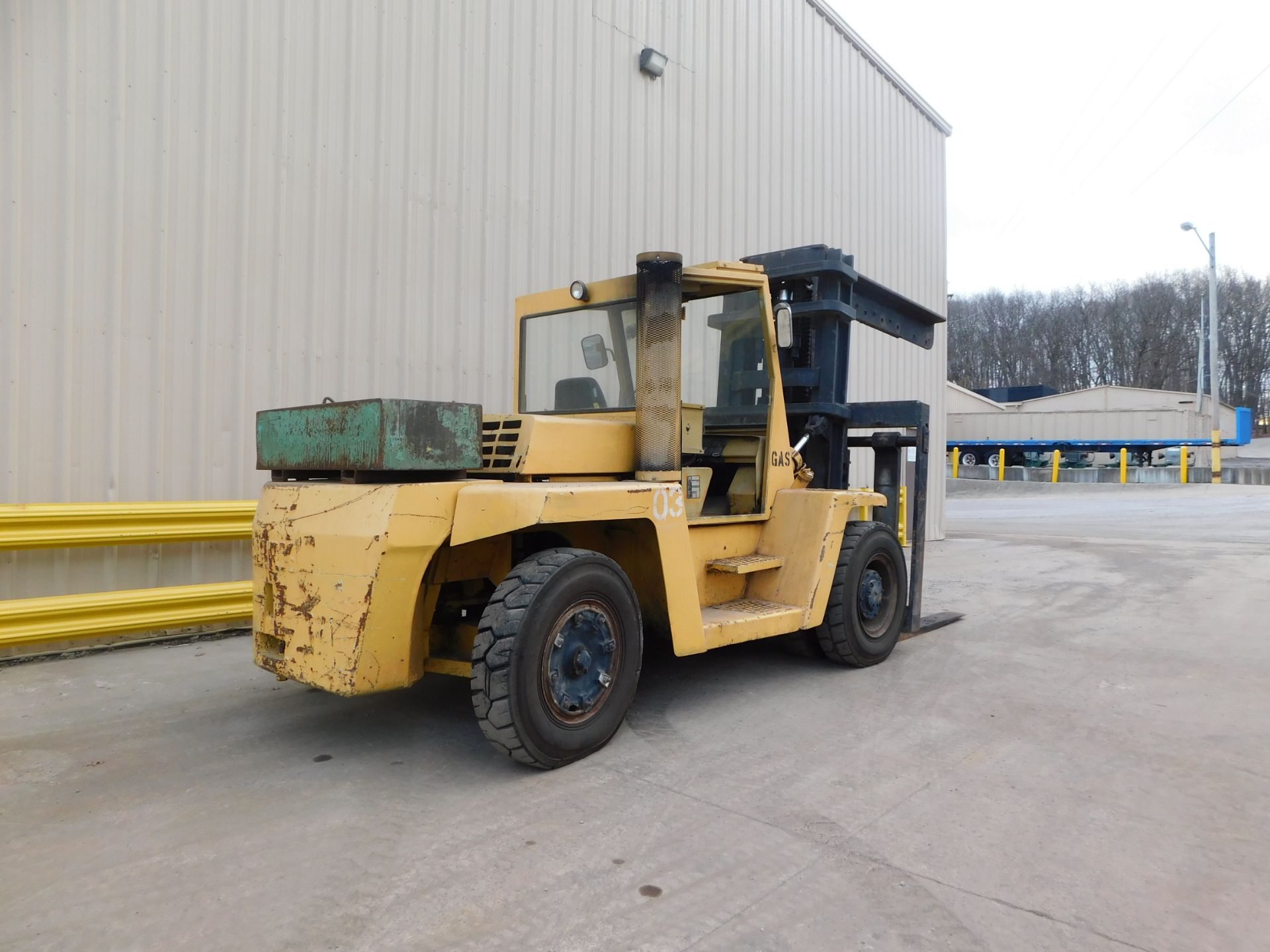 CLARK C500YS250 25,000 LB GAS FORKLIFT WITH 8' BOOM. 60" x 8" FORKS - Image 5 of 17