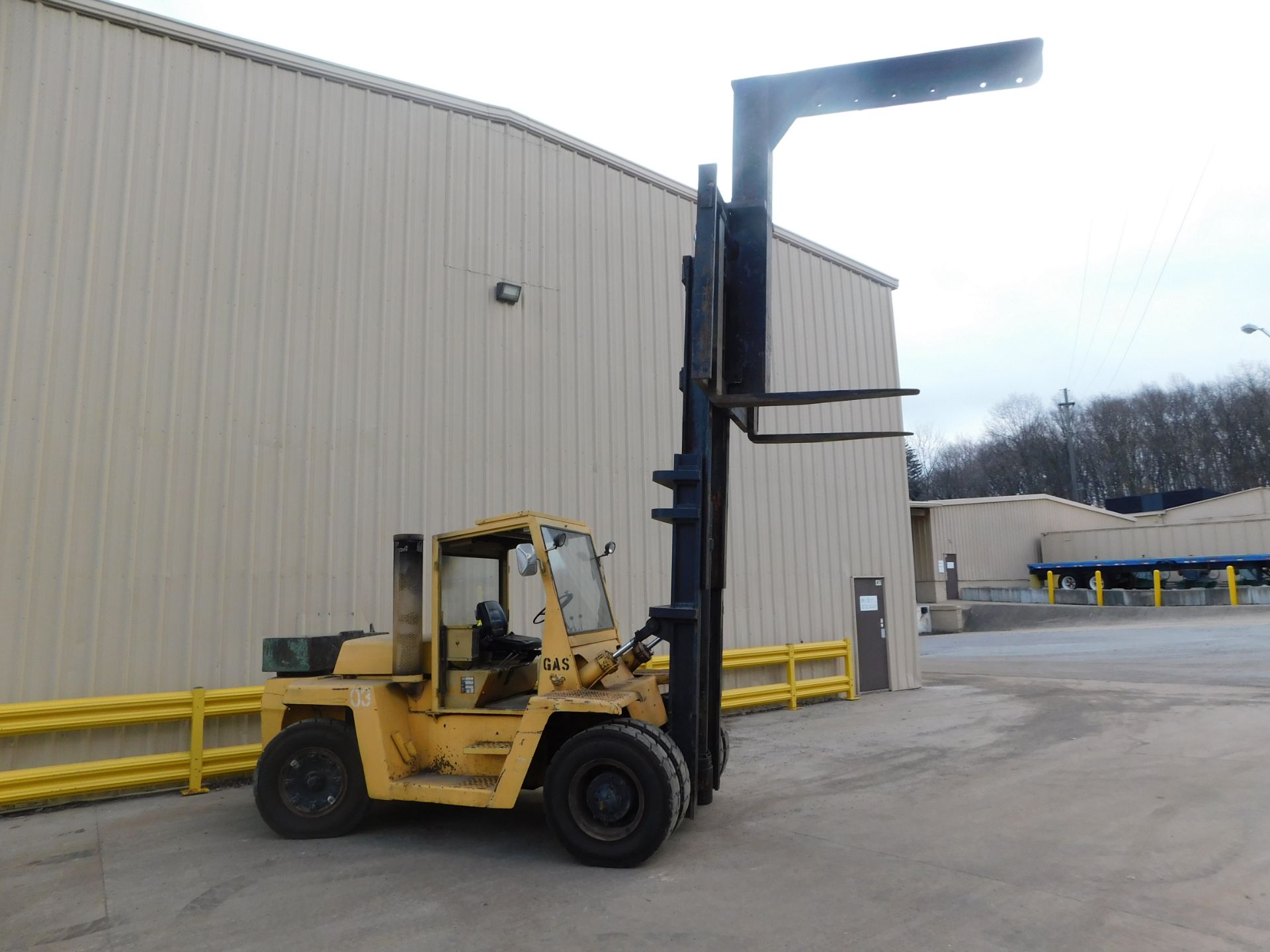 CLARK C500YS250 25,000 LB GAS FORKLIFT WITH 8' BOOM. 60" x 8" FORKS - Image 9 of 17