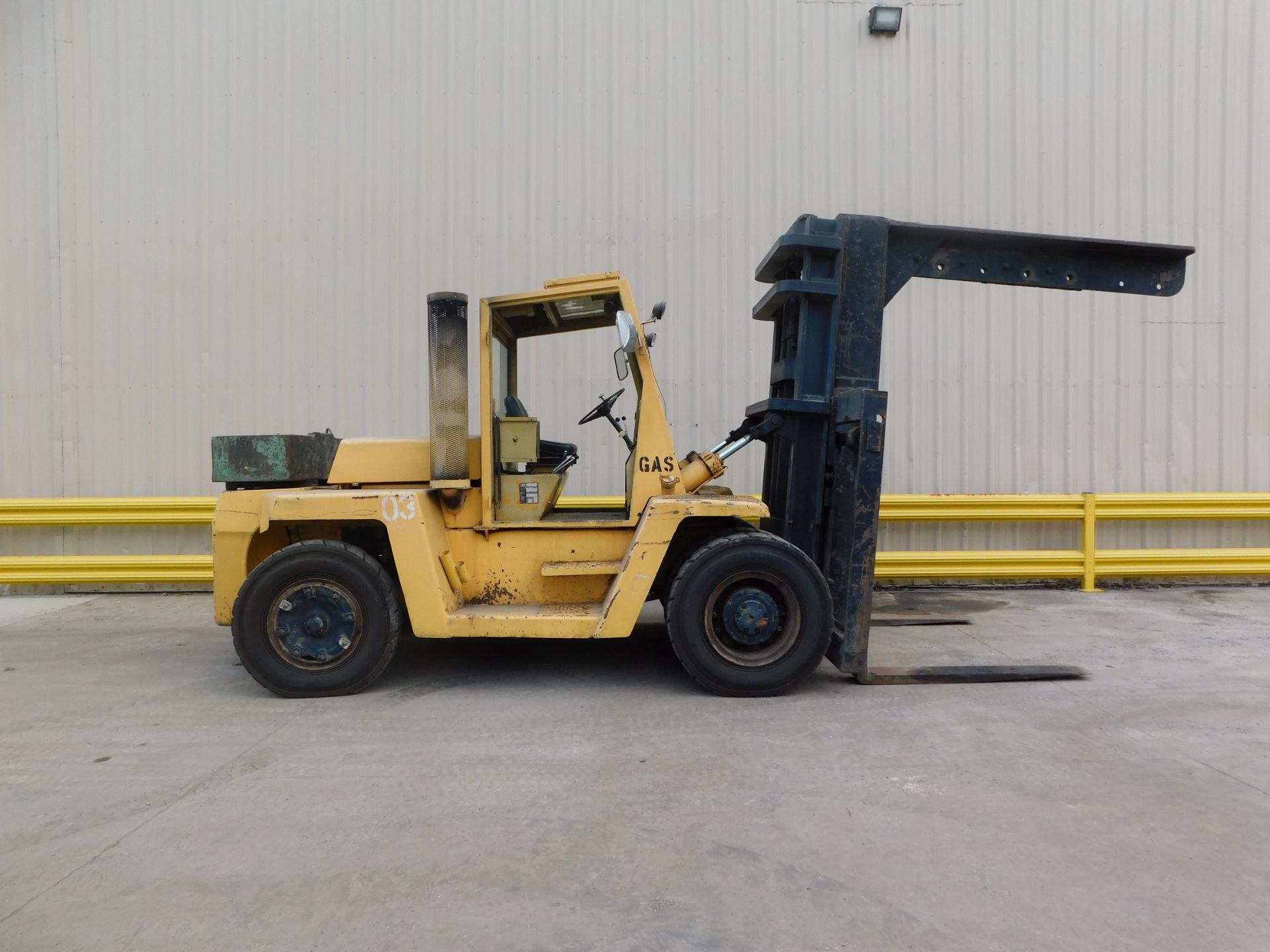 CLARK C500YS250 25,000 LB GAS FORKLIFT WITH 8' BOOM. 60" x 8" FORKS