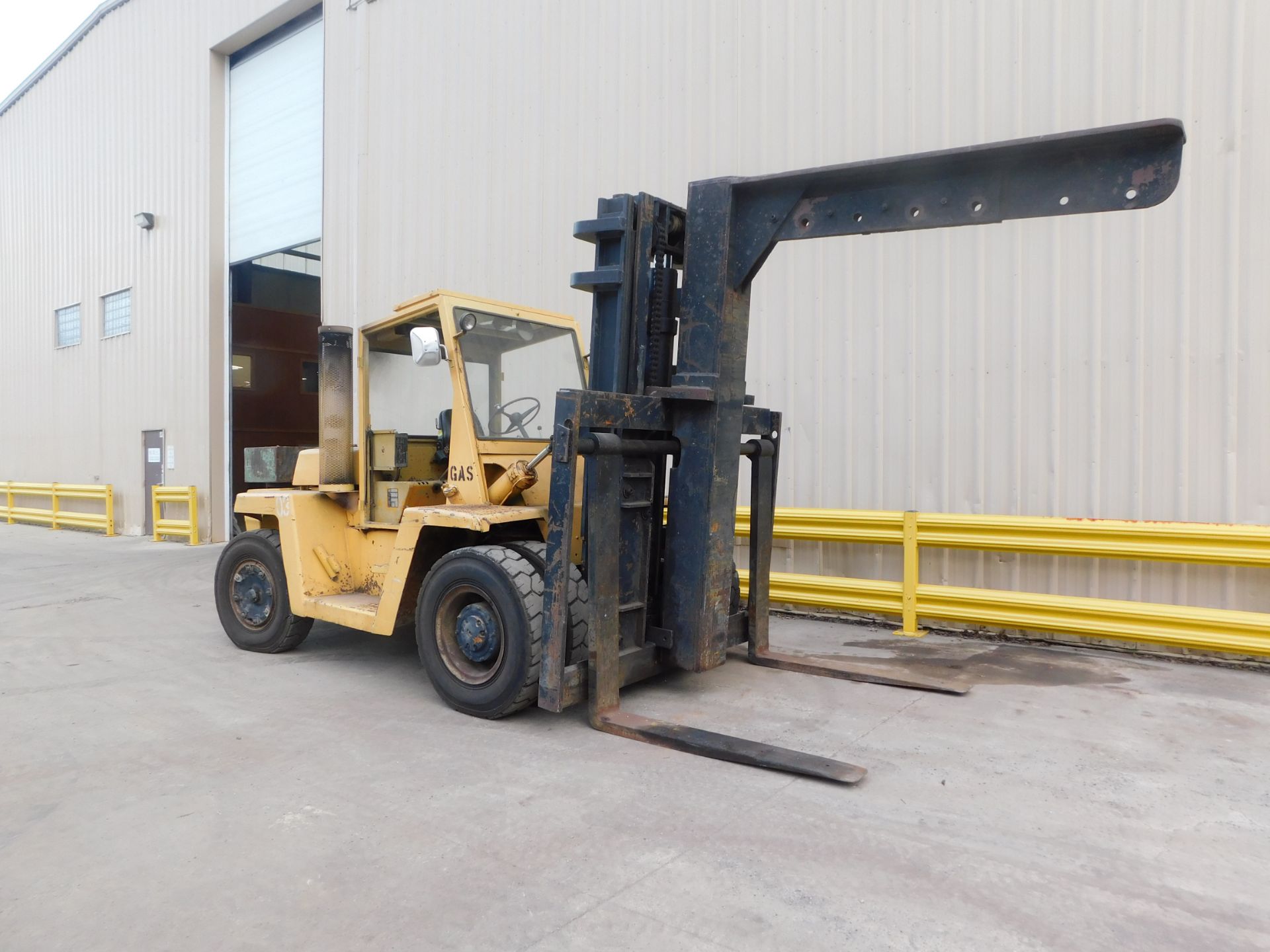 CLARK C500YS250 25,000 LB GAS FORKLIFT WITH 8' BOOM. 60" x 8" FORKS - Image 4 of 17