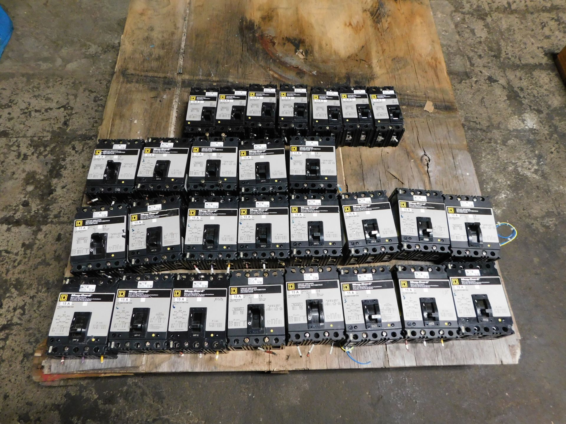 LOT OF (28) SQUARE D 15 AMP BREAKERS