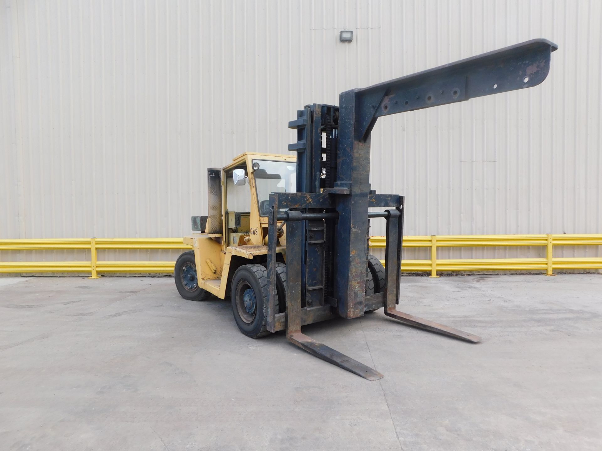 CLARK C500YS250 25,000 LB GAS FORKLIFT WITH 8' BOOM. 60" x 8" FORKS - Image 8 of 17