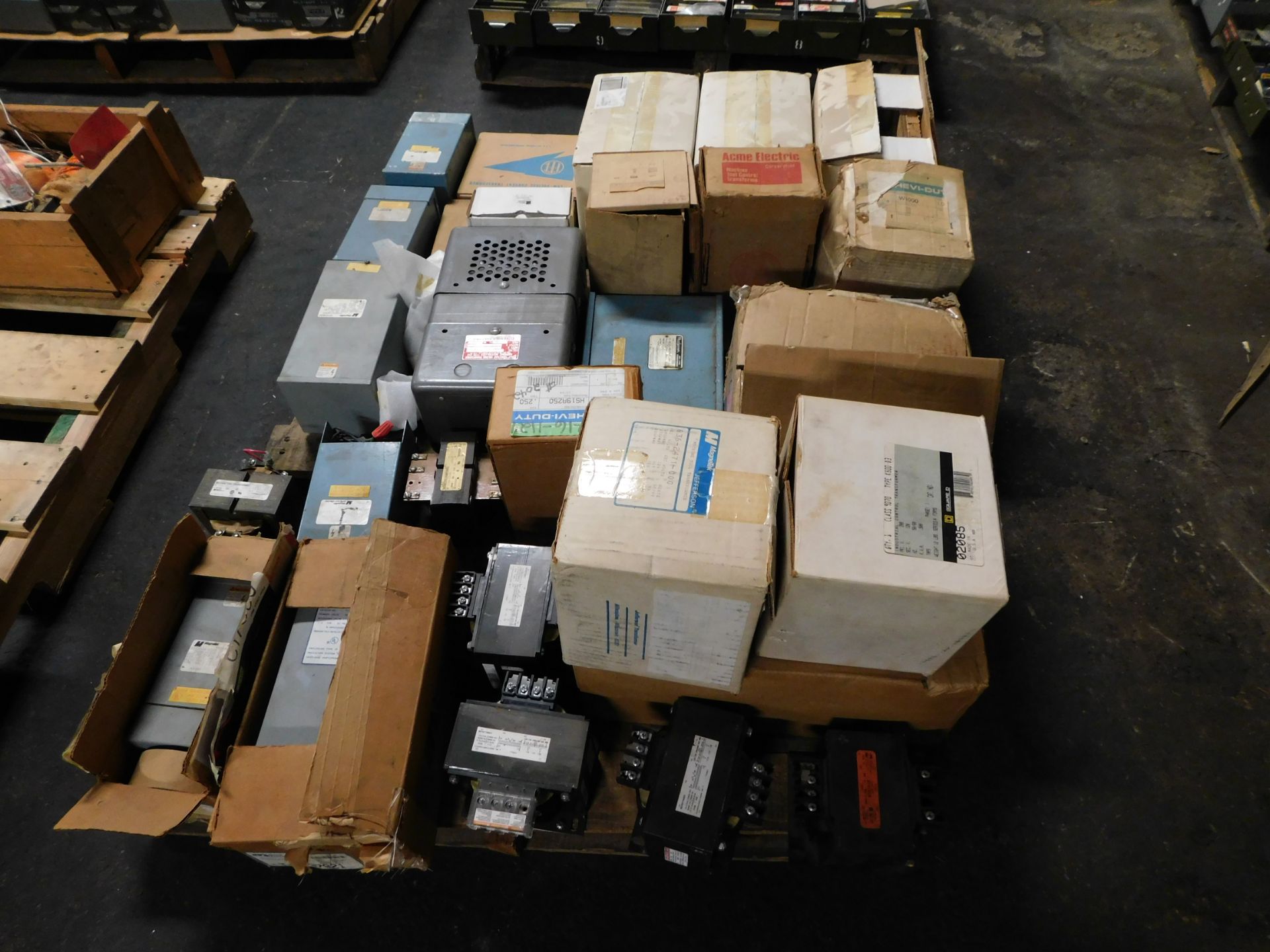 LOT OF MISCELLANEOUS SMALL TRANSFORMERS MRO STOCK ROOM PALLET - Image 3 of 17