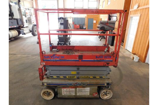 SKYJACK SJIII 3219 ELECTRIC SCISSOR LIFT WITH NEW BATTERIES - Image 2 of 7