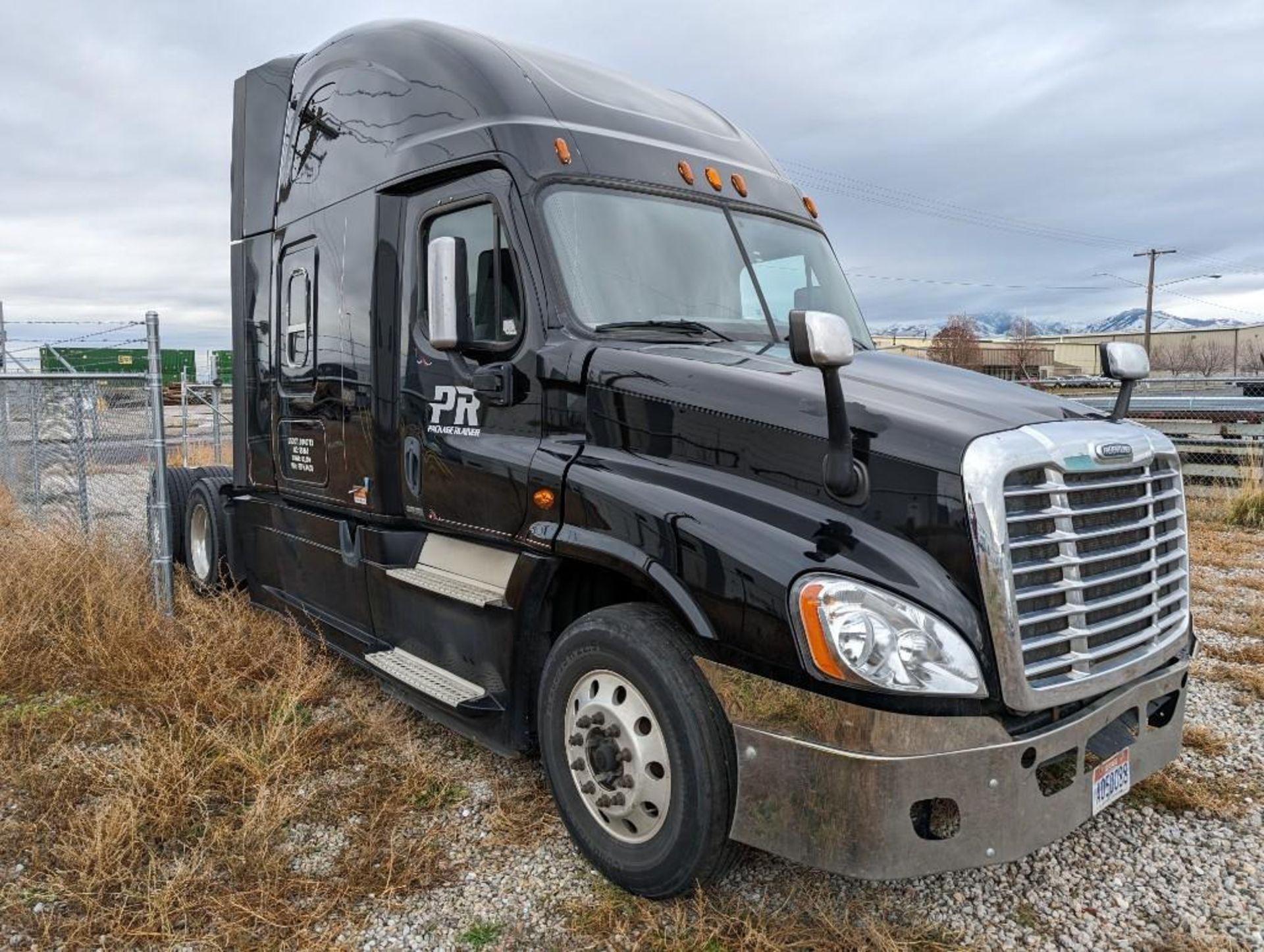 2015 Freightliner Cascadia 125 - Image 2 of 13