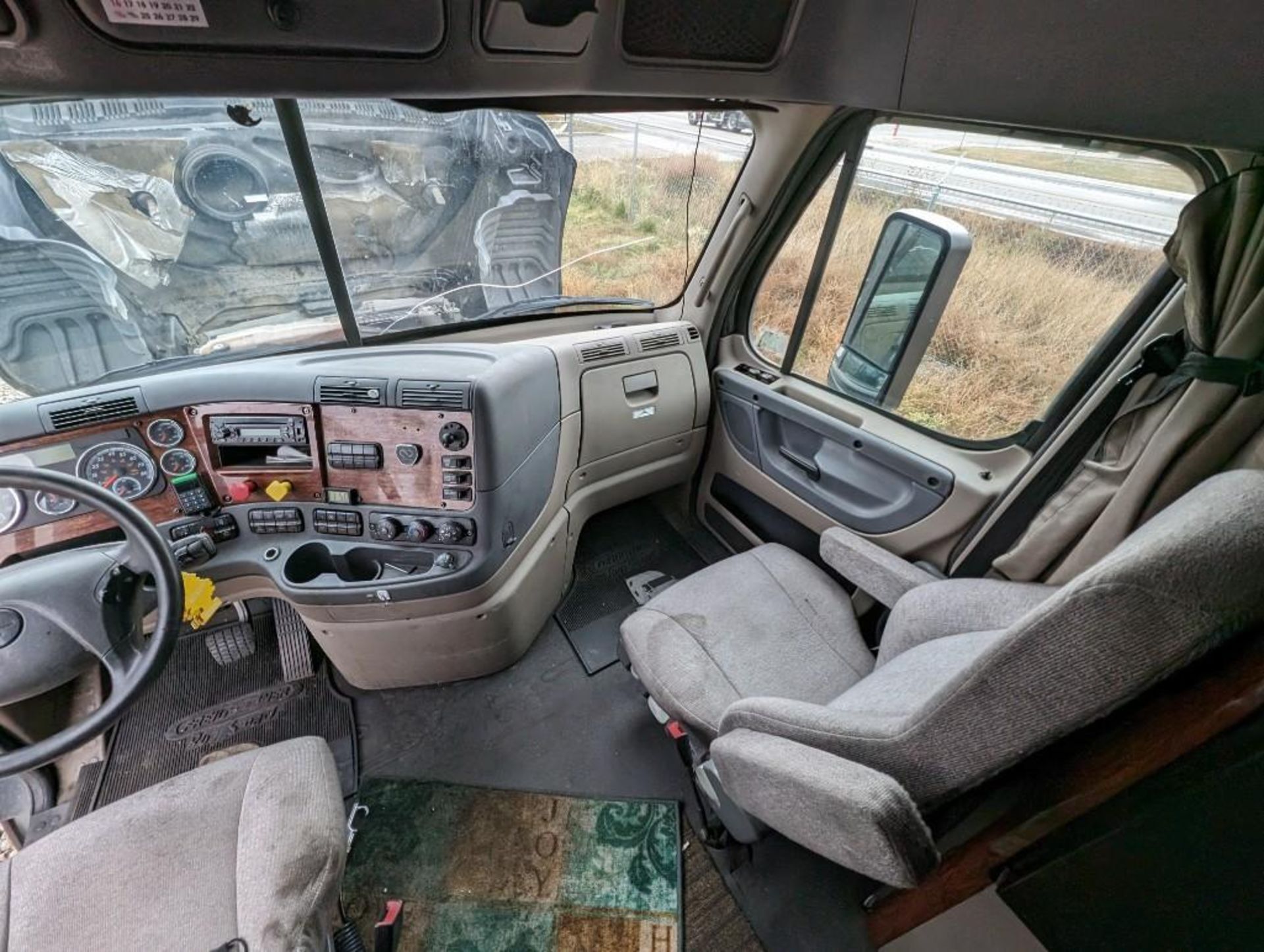 2015 Freightliner Cascadia 125 - Image 10 of 13