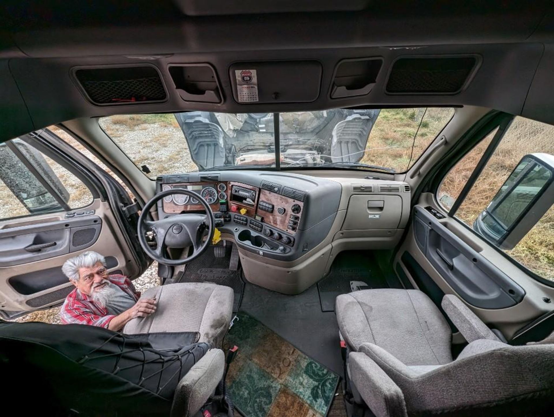 2015 Freightliner Cascadia 125 - Image 9 of 13