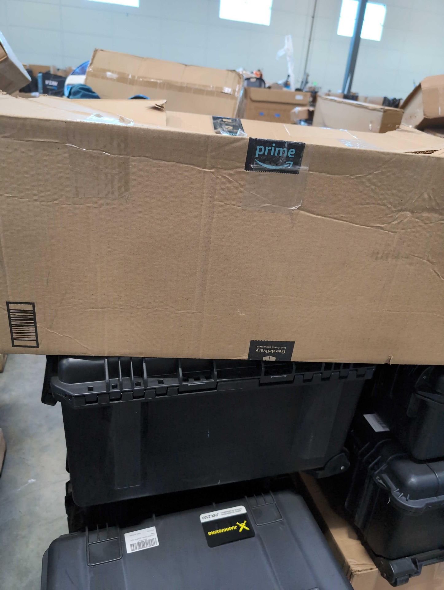 pallet of waterproof travel cases, vacuum and more - Image 5 of 13