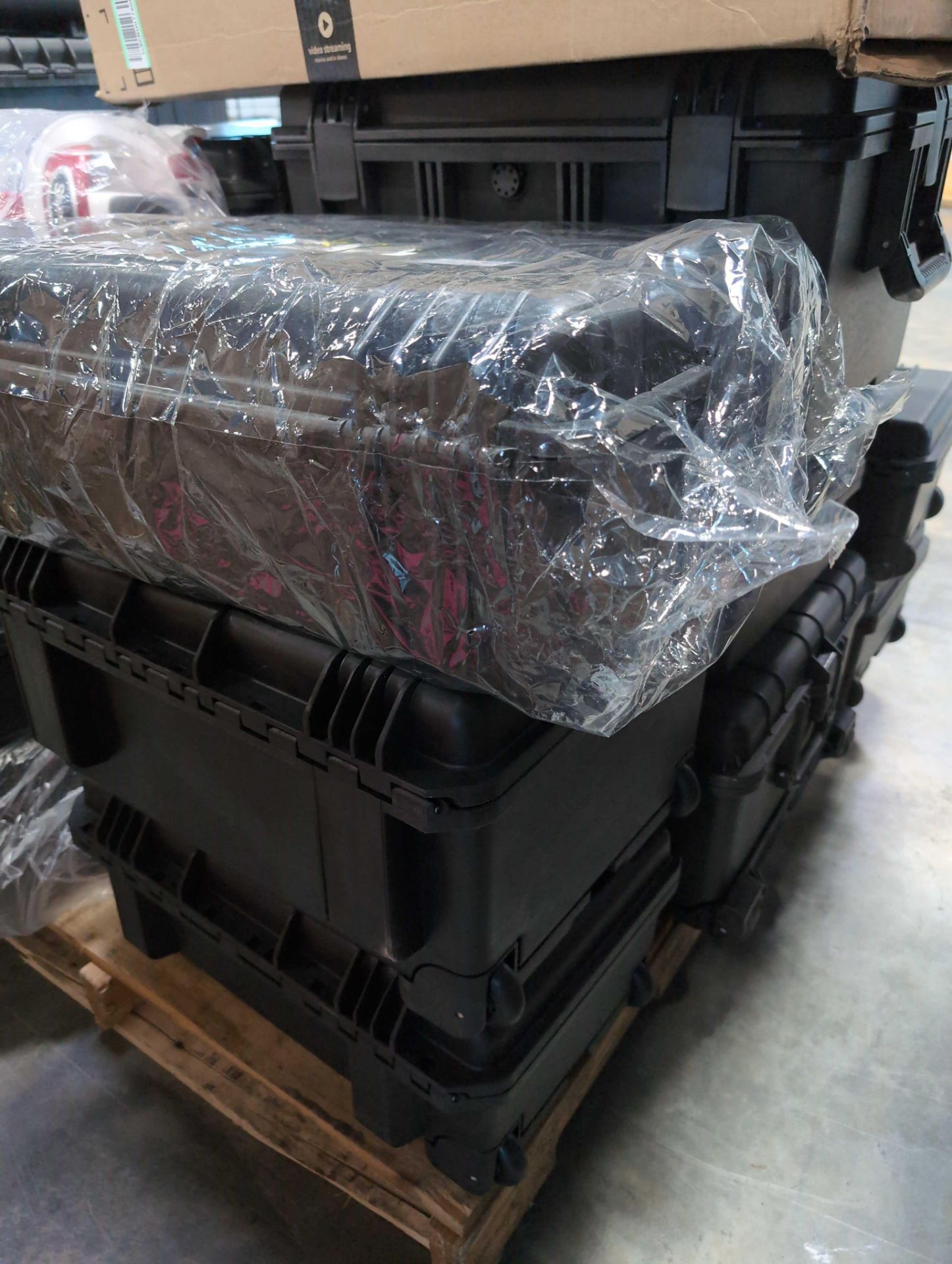 pallet of waterproof travel cases, vacuum and more - Image 12 of 13