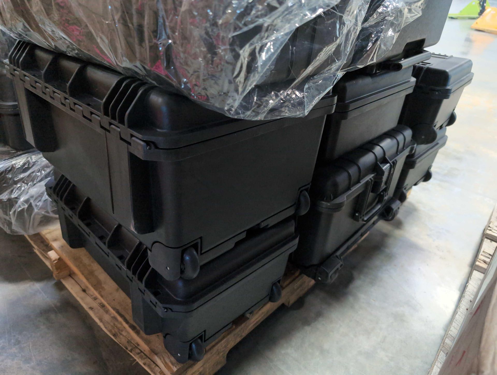 pallet of waterproof travel cases, vacuum and more - Image 13 of 13