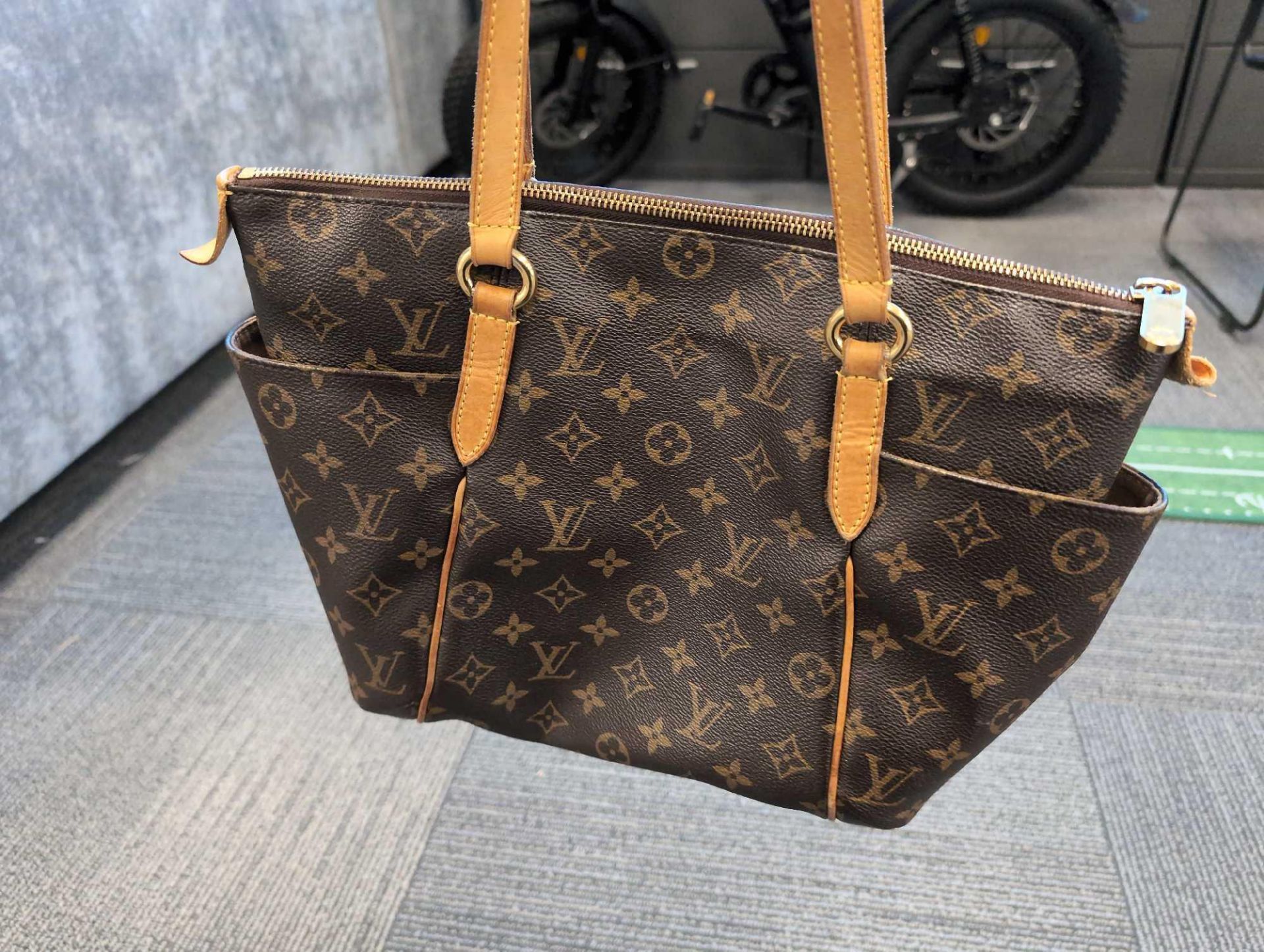 Louis Vuitton Handbag - Image 2 of 8