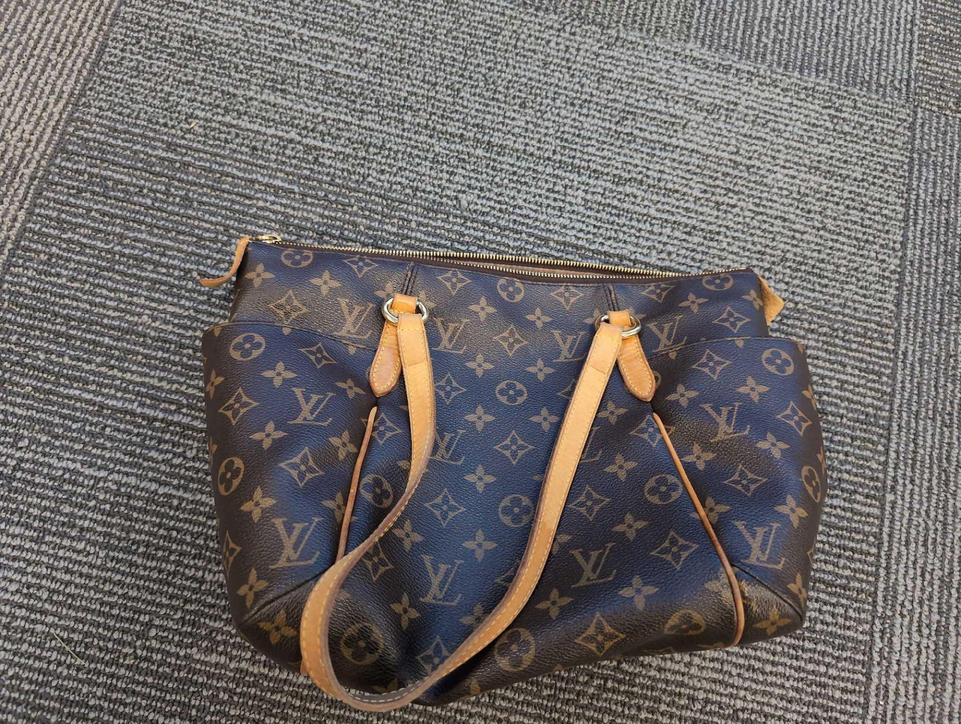 Louis Vuitton Handbag - Image 5 of 8
