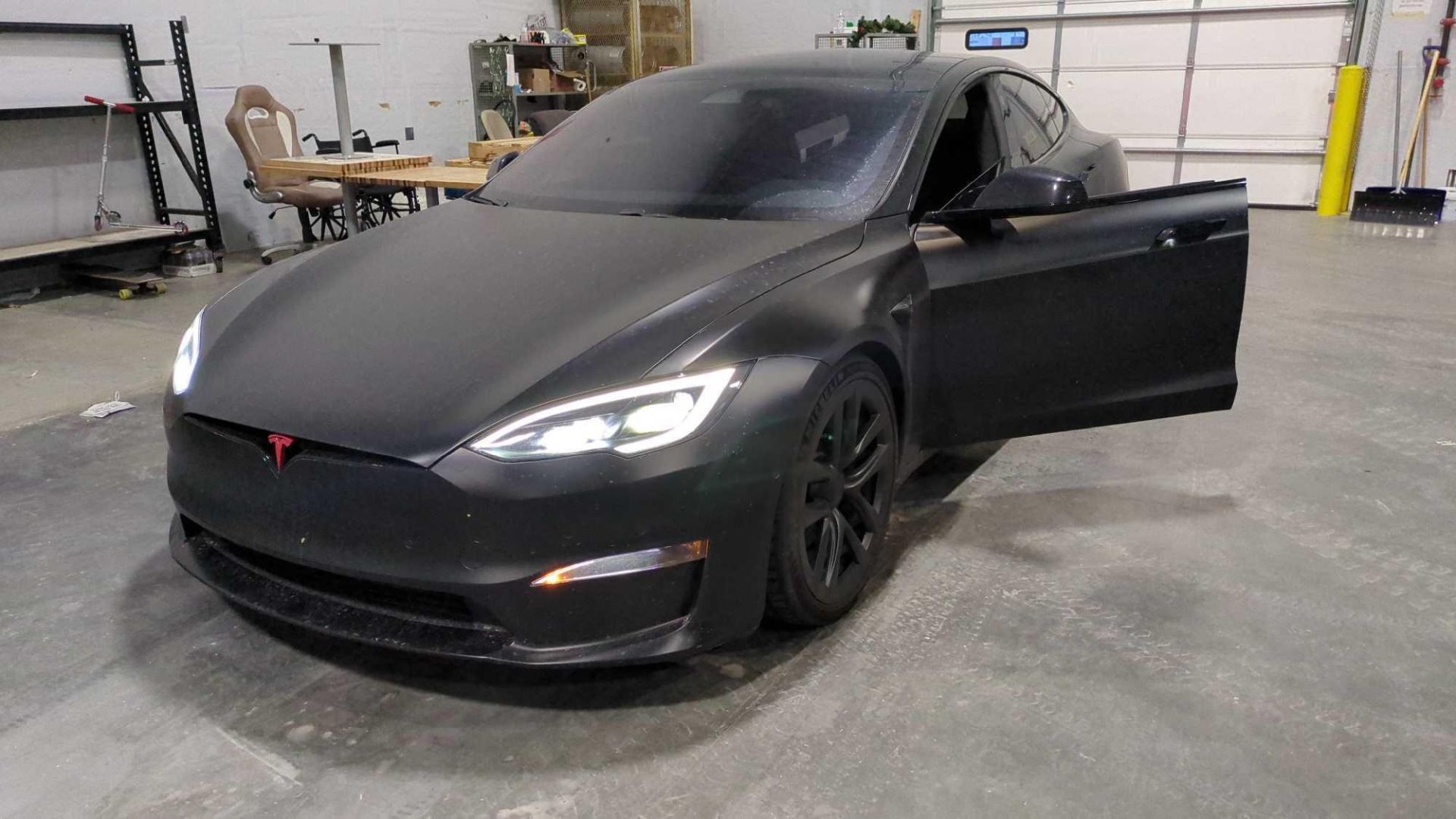 Tesla Model S Plaid - Image 14 of 30