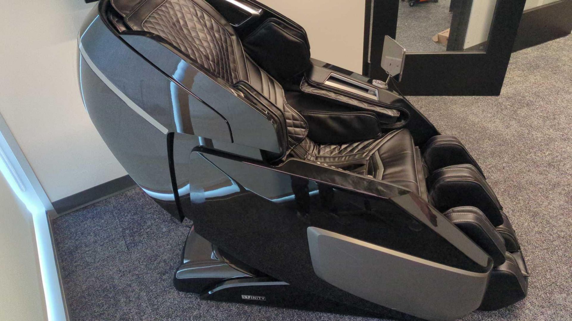 Infiniti massage chair, circadian model - Image 2 of 9