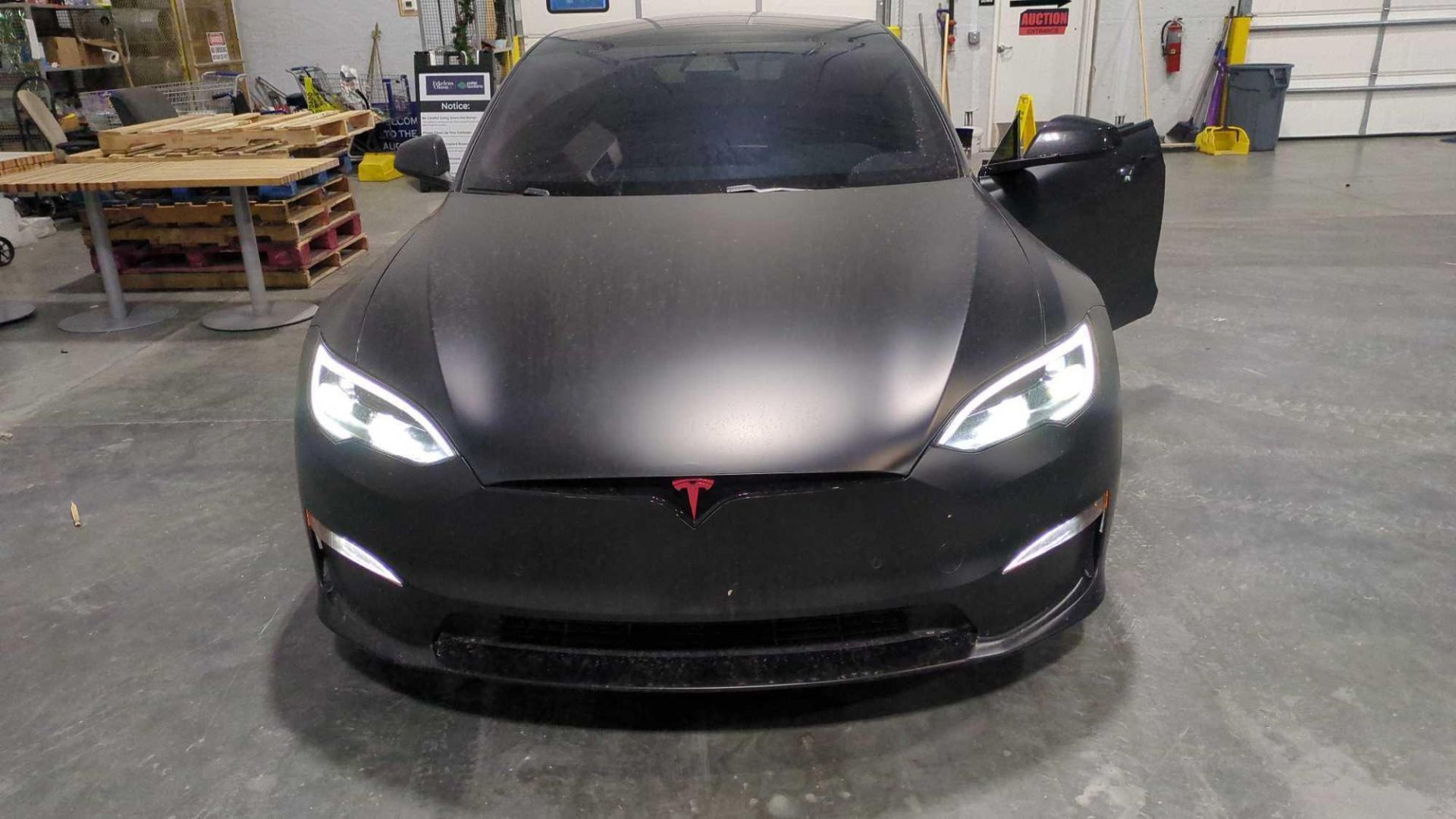 Tesla Model S Plaid - Image 2 of 30
