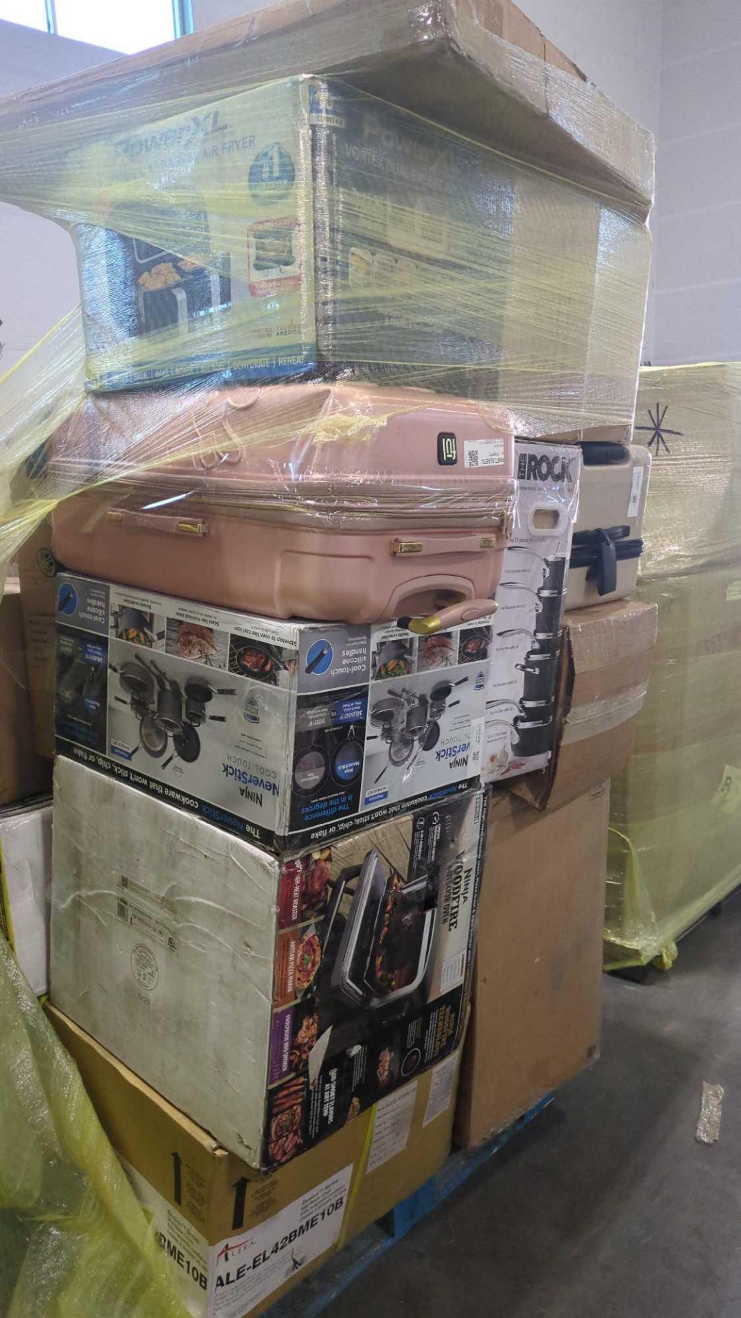 Pallet- Crockpot, Shark rotator, Luggage, PowerXL Air fryer, Portable Gas pizza Oven, inflatable Tun - Image 3 of 8
