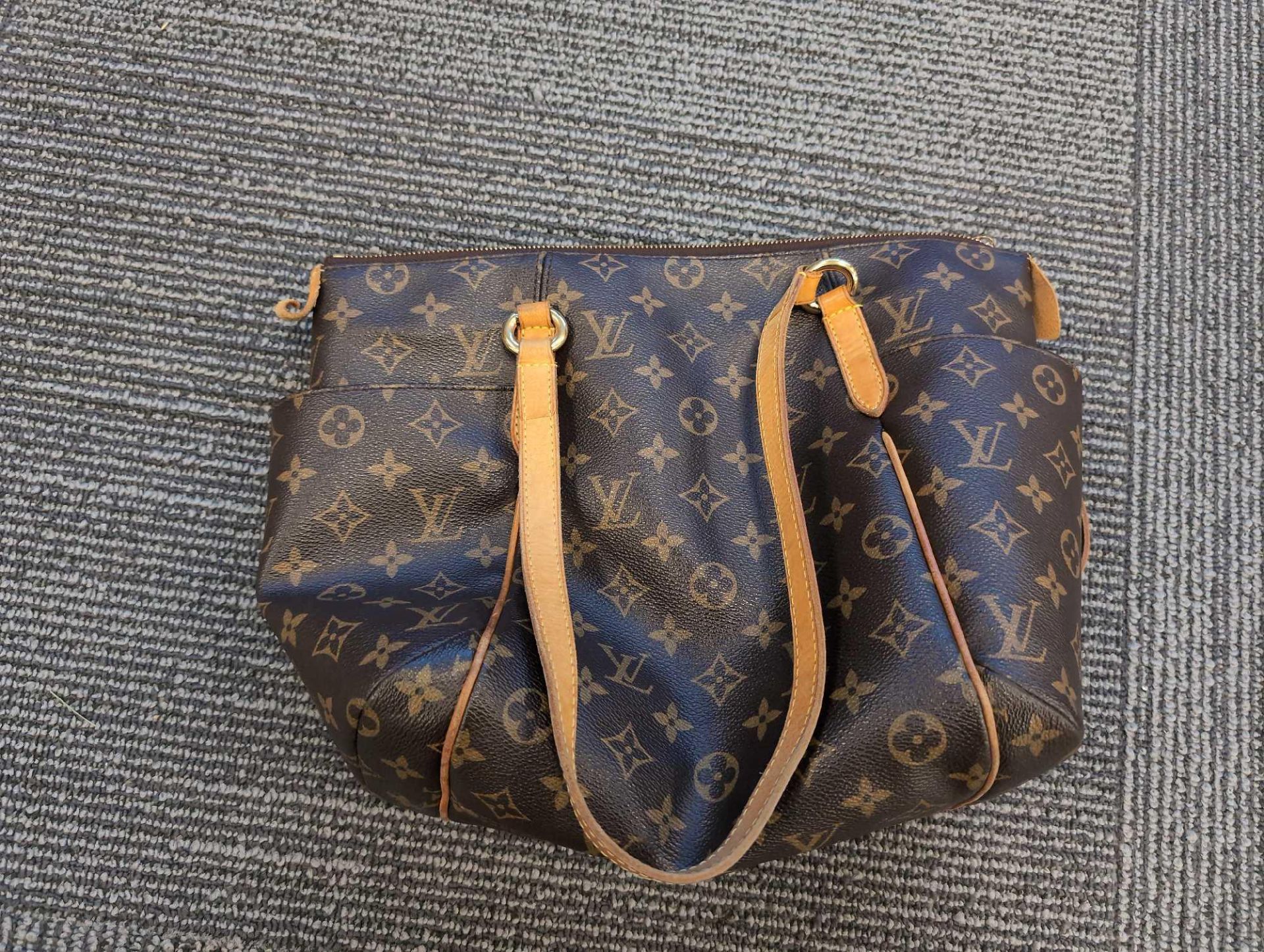Louis Vuitton Handbag - Image 4 of 8