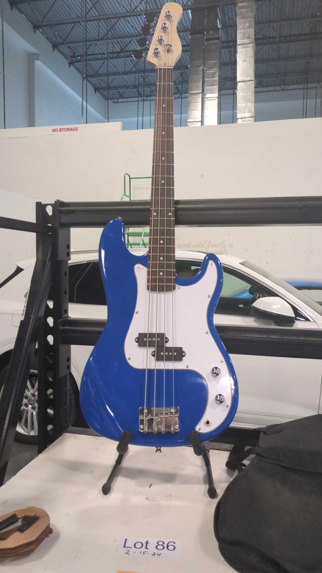 Electric bass w/stand & gig bag