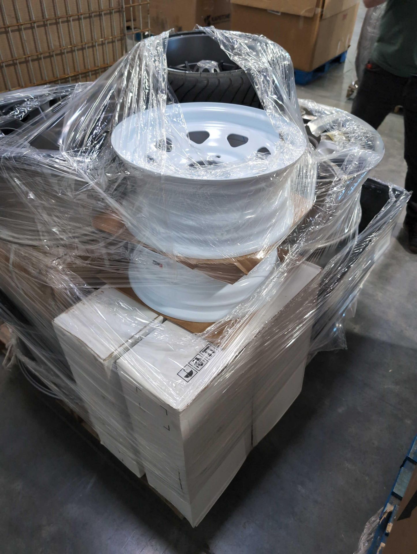 pallet of wheels - Image 3 of 8