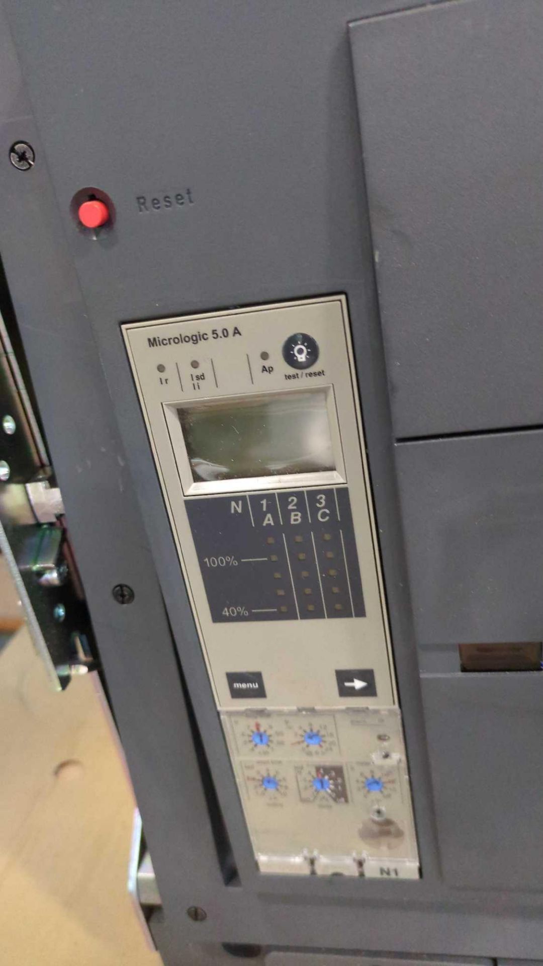 Schneider electric XF 200/250 vac/vdc drawout breaker - Image 6 of 8