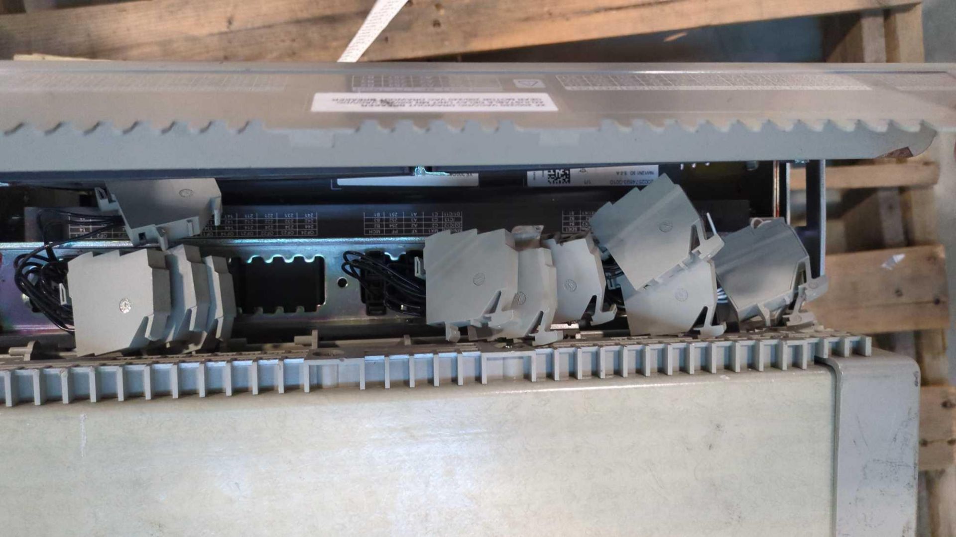 Schneider electric XF 200/250 vac/vdc drawout breaker - Image 8 of 8