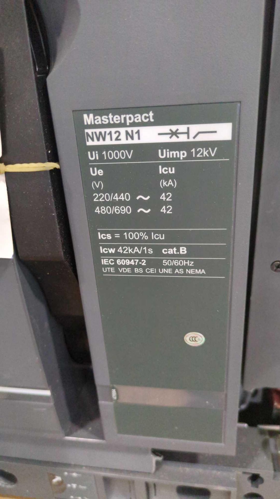 Schneider electric XF 200/250 vac/vdc drawout breaker - Image 2 of 8