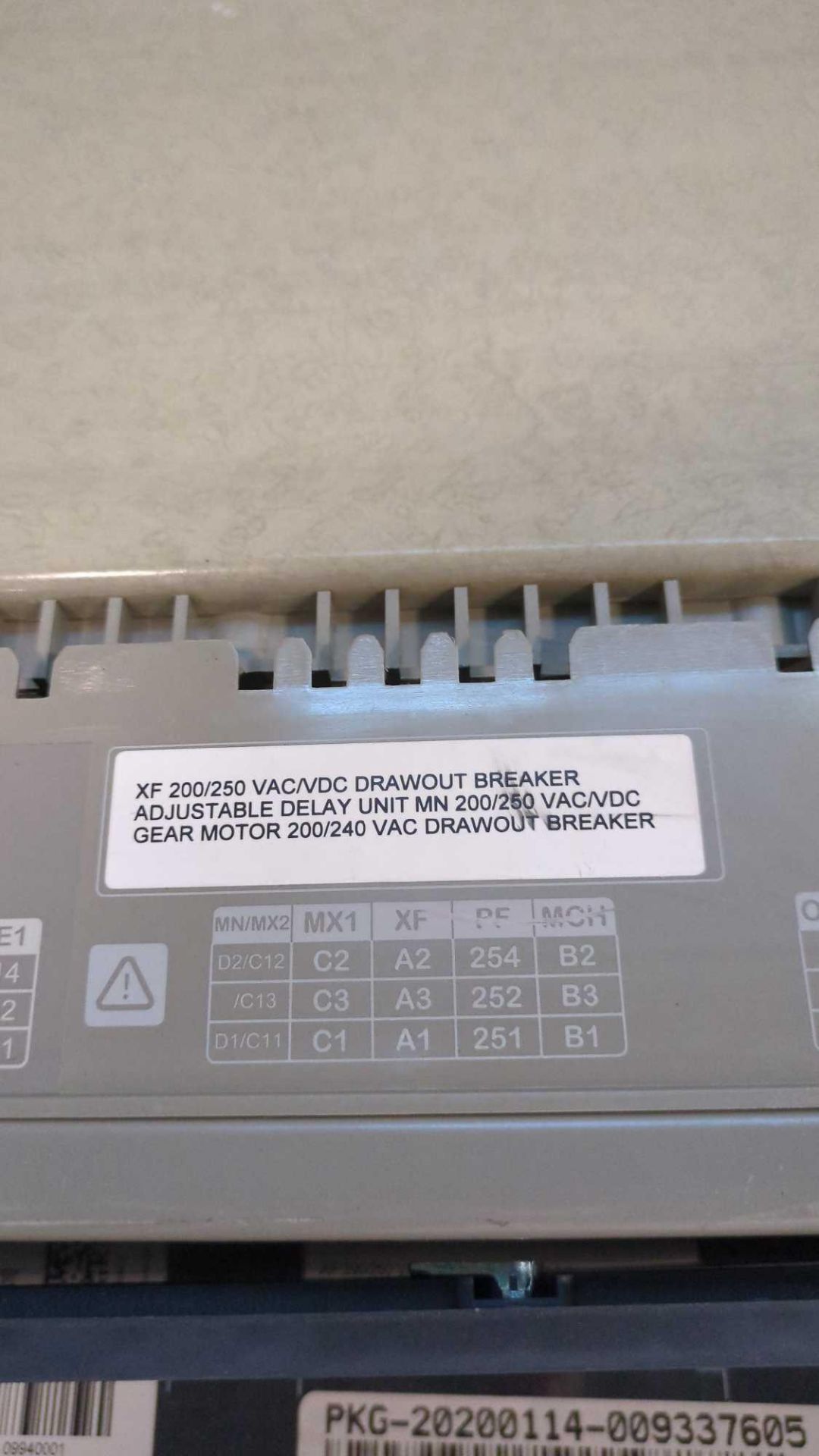 Schneider electric XF 200/250 vac/vdc drawout breaker - Image 7 of 8