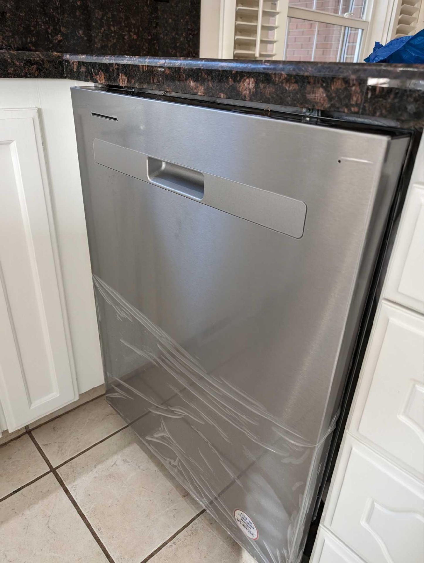 Whirlpool Dishwasher Model: WP540hamz 2 (dishwasher is new and has been installed but never been use - Image 6 of 7