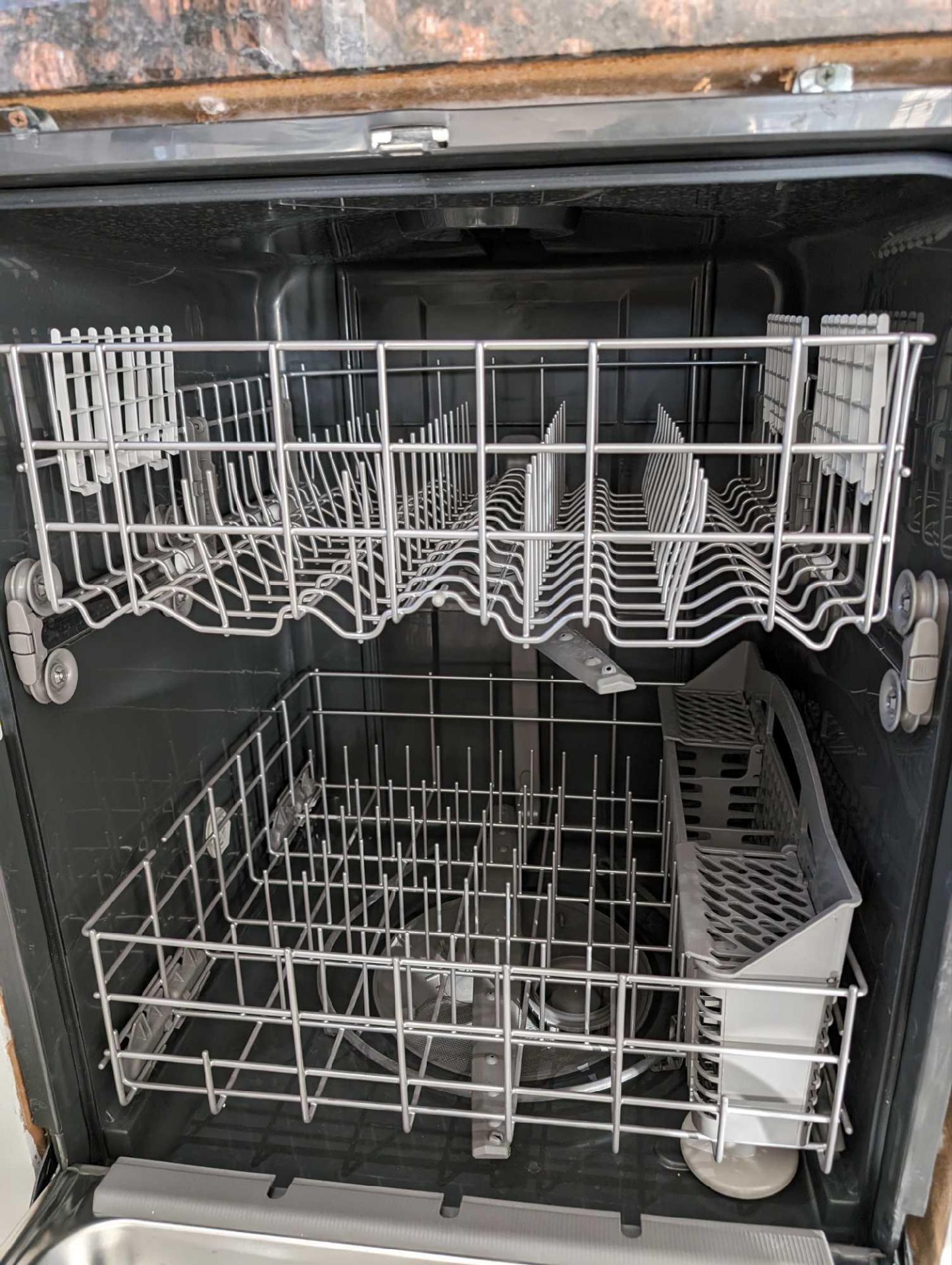 Whirlpool Dishwasher Model: WP540hamz 2 (dishwasher is new and has been installed but never been use - Image 5 of 7