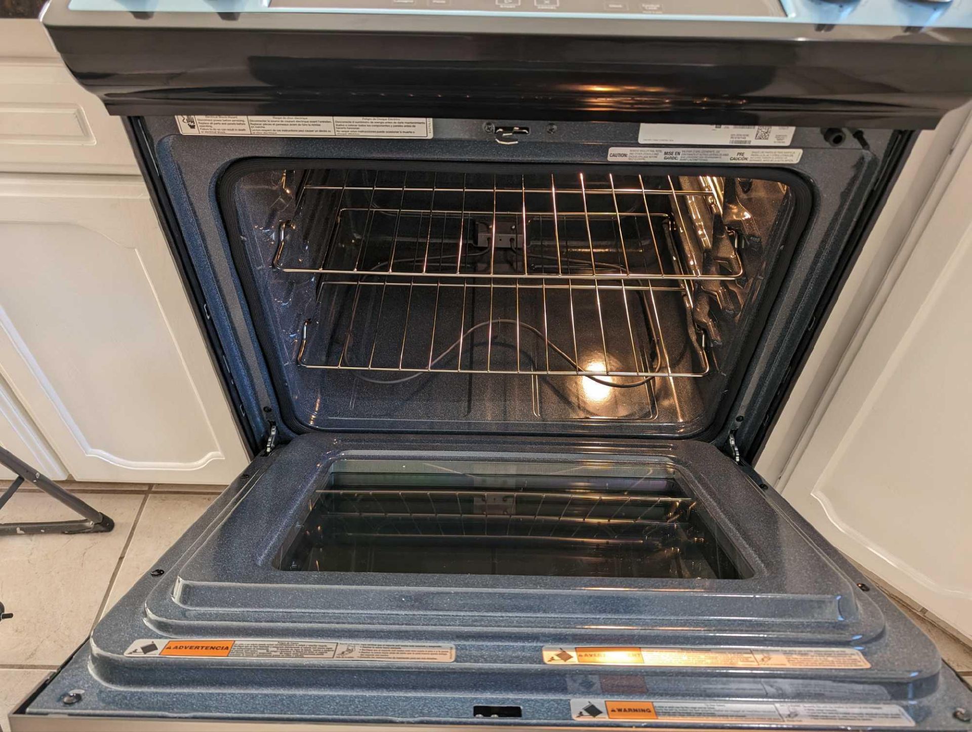 Whirlpool Model: wee515sols2  30" 4.8 Cu. ft Electric Range in Stainless Steel.  (Oven is new has ne - Image 4 of 9