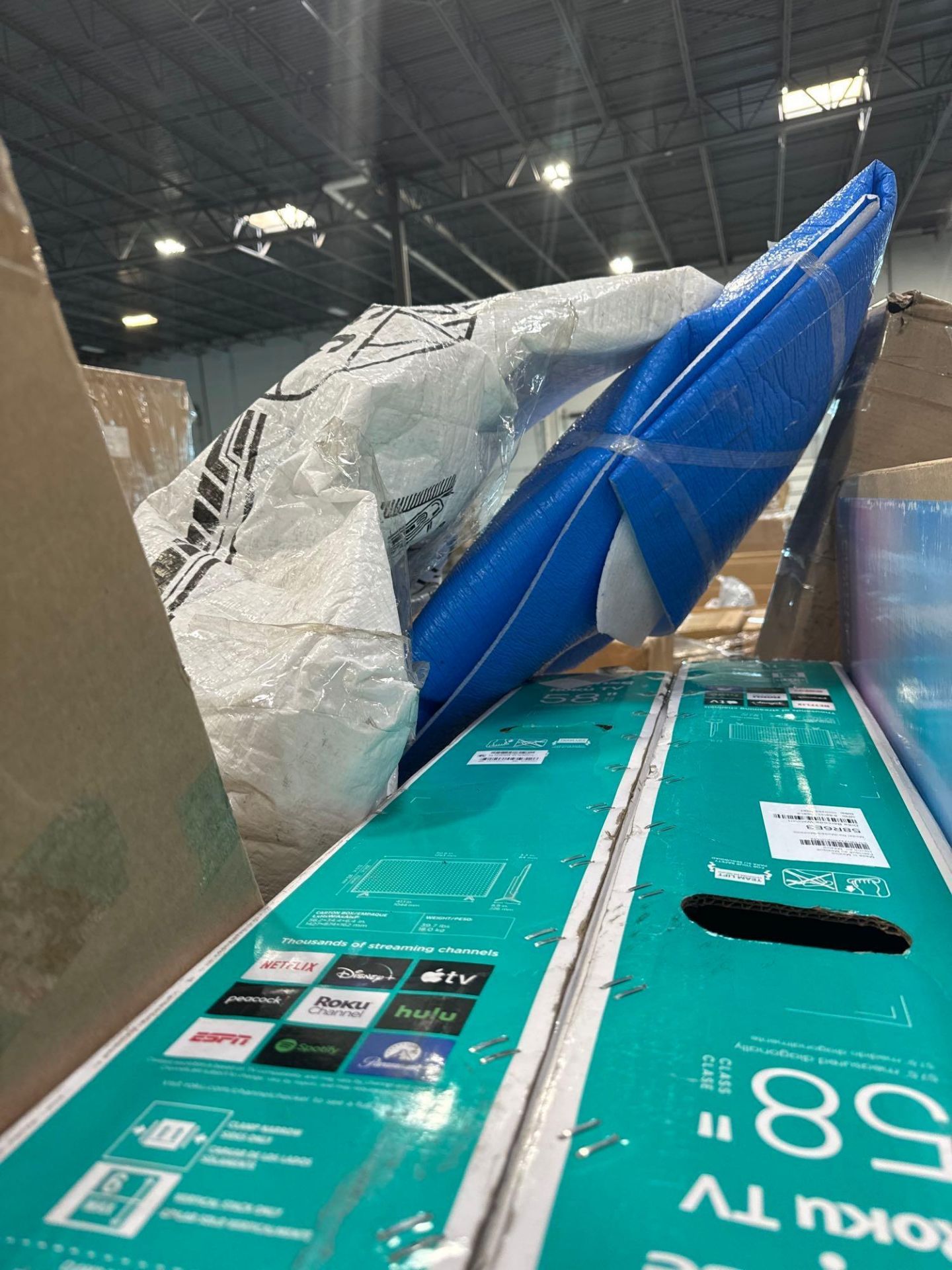 pallet of Samsung TV Hisense TV rugs and more