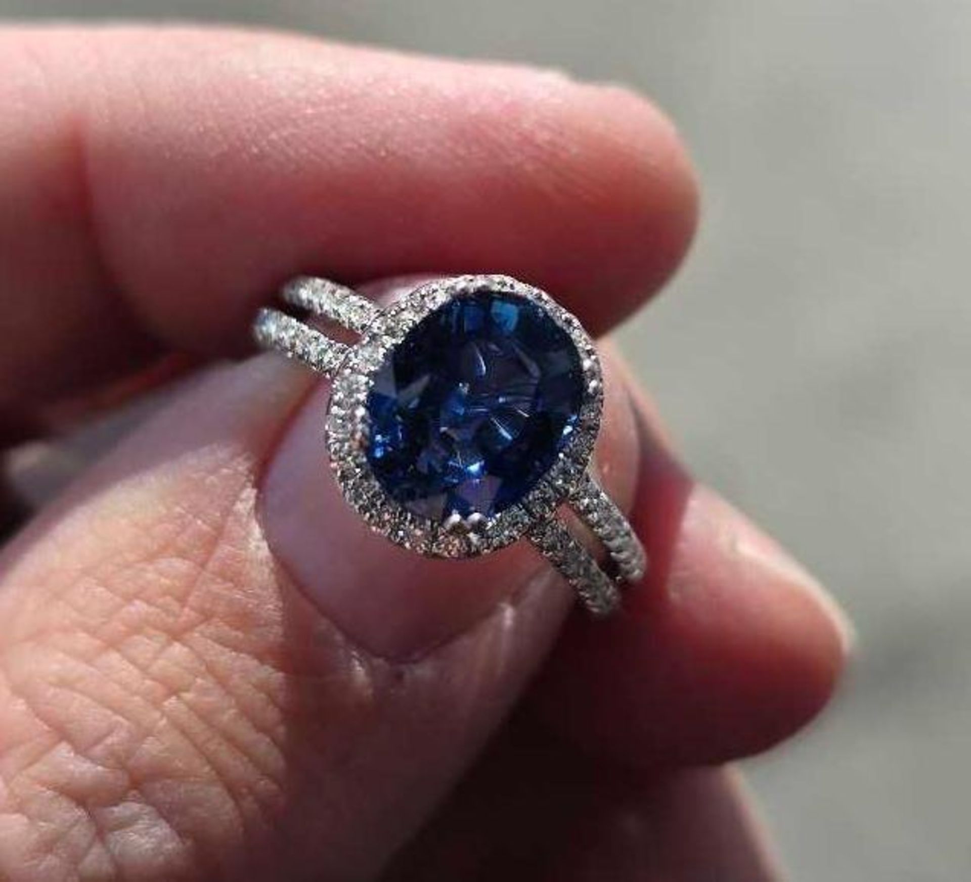 Sapphire and diamond ring in 18 carat white gold