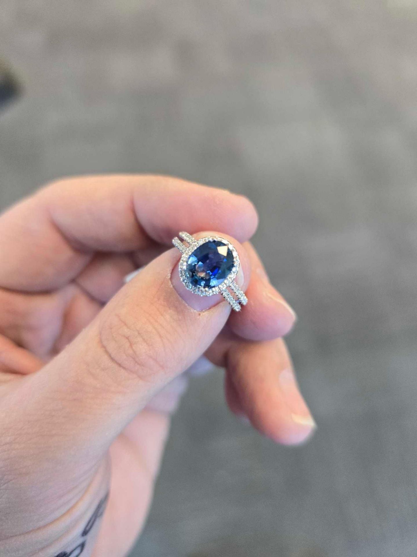 Sapphire and diamond ring in 18 carat white gold - Image 3 of 8