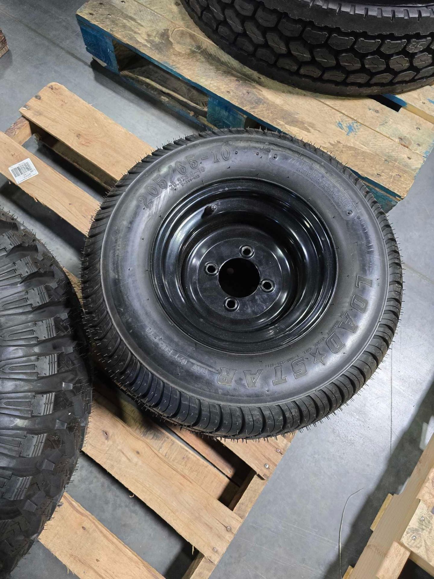 pallet of tires with rims - Image 4 of 11
