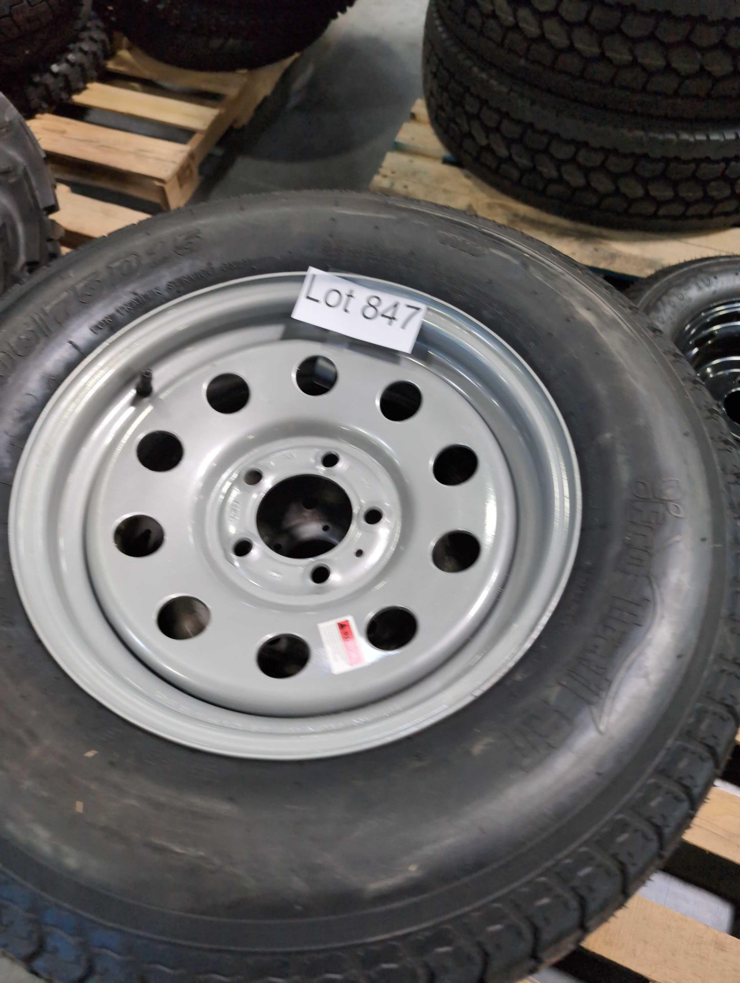 pallet of tires with rims - Image 9 of 11