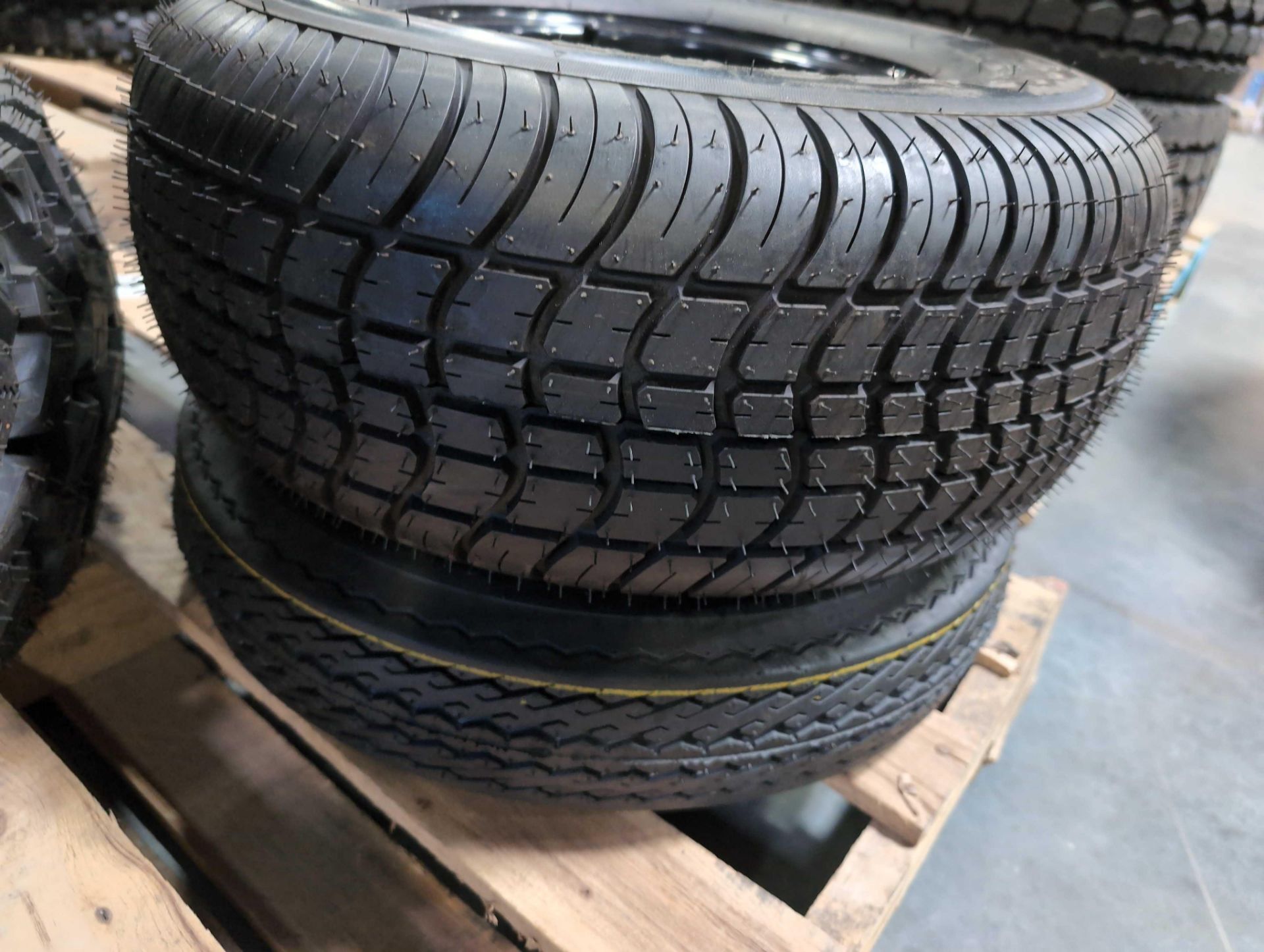 pallet of tires with rims - Image 11 of 11