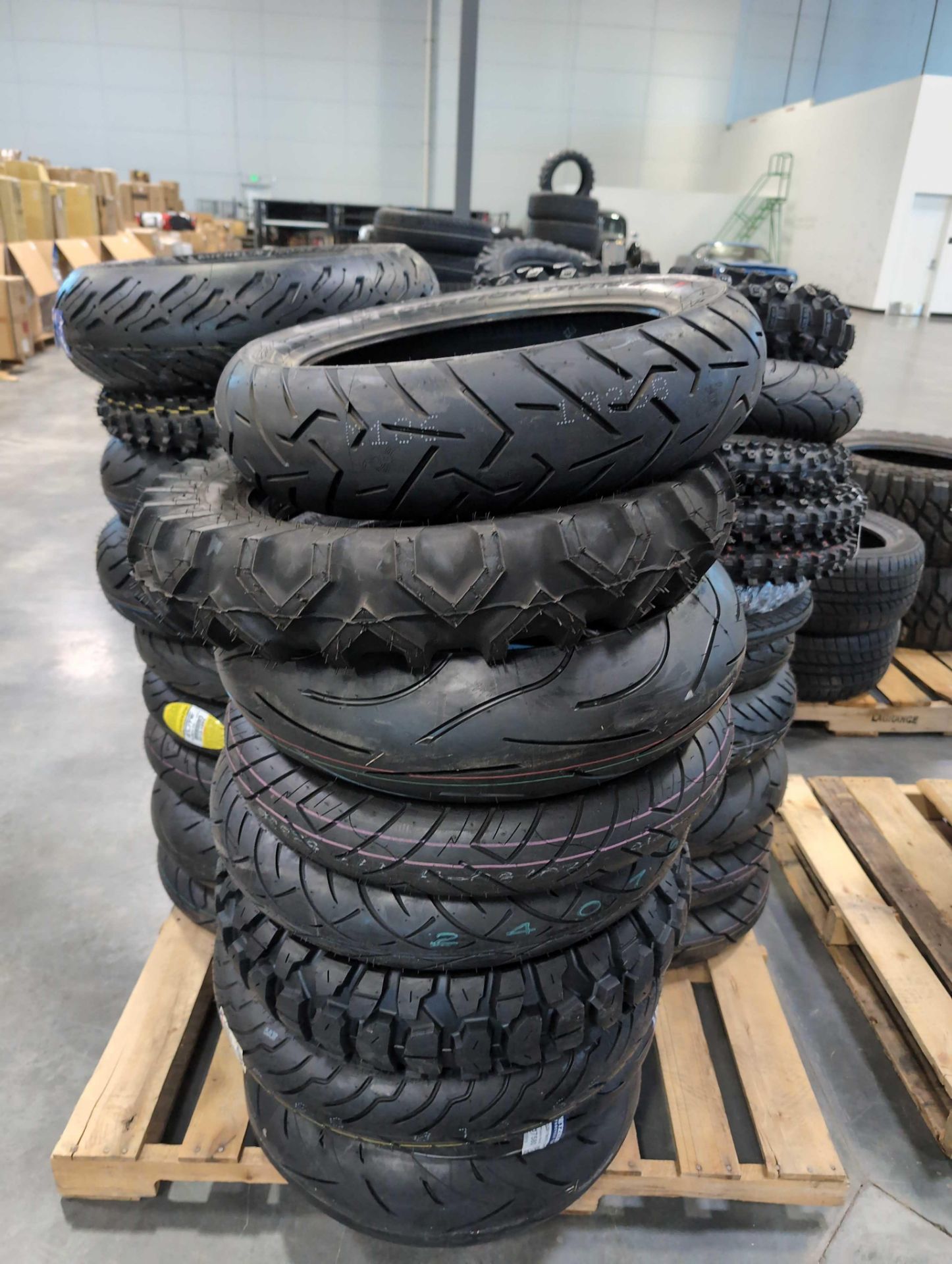 pallet of Dunlop elite in Michelin motorcycle tires - Image 6 of 8