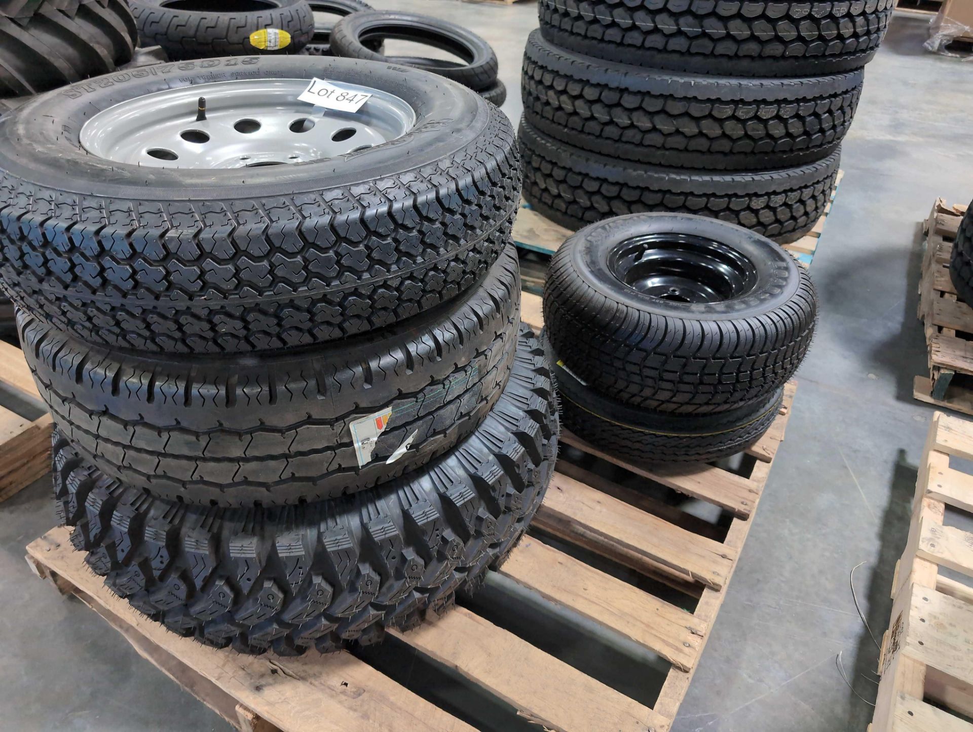 pallet of tires with rims - Image 7 of 11