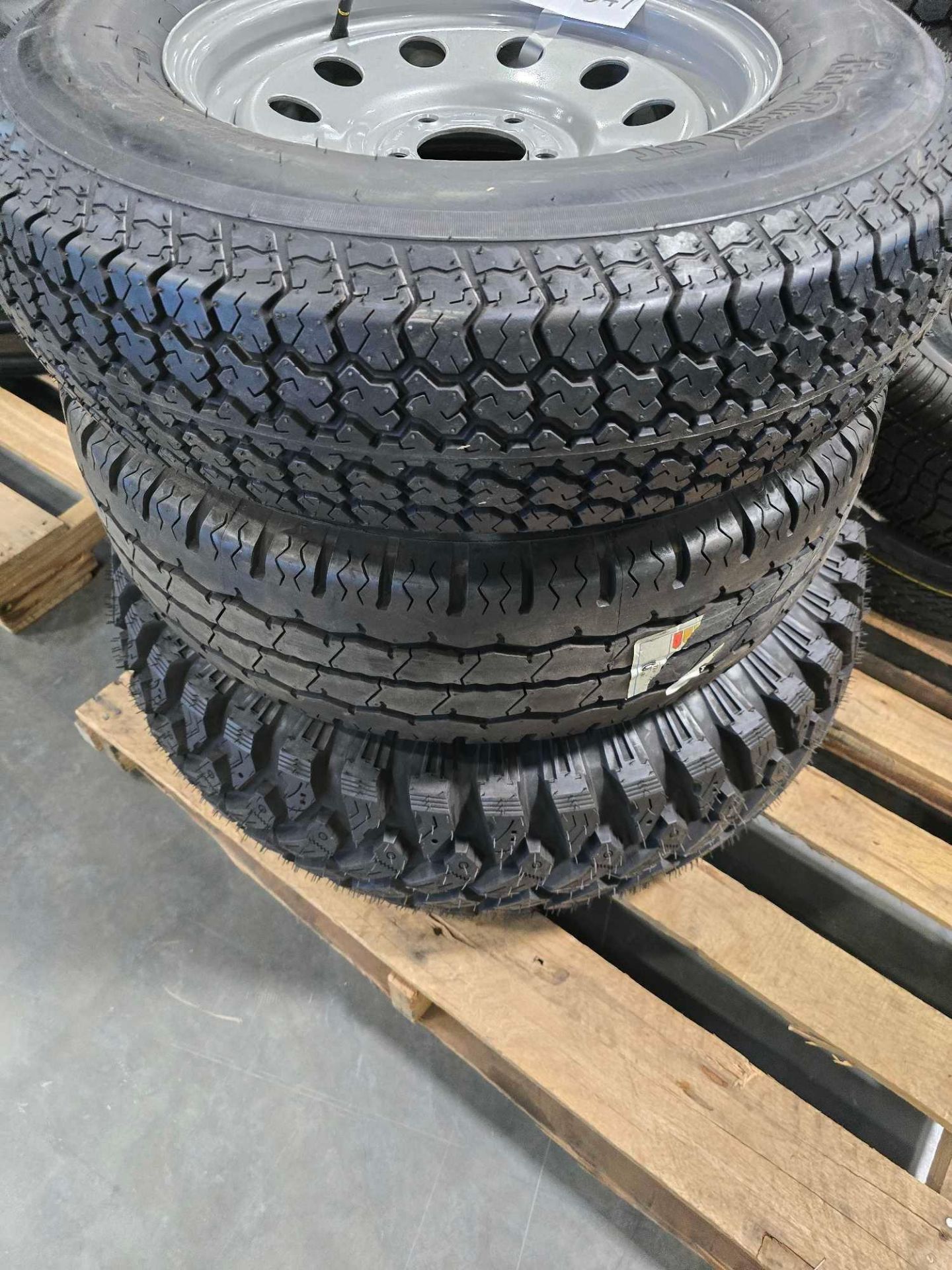 pallet of tires with rims - Image 2 of 11