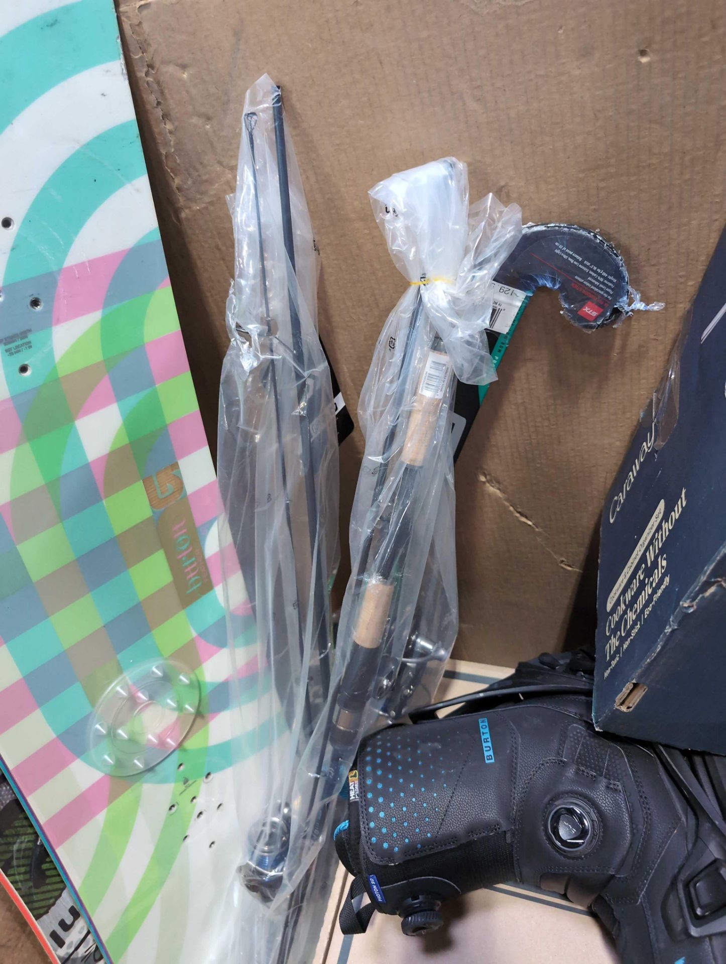 Samsonite Luggage, Electric skateboard out of box, field hockey sticks, fishing poles, Caraway pans, - Bild 15 aus 22