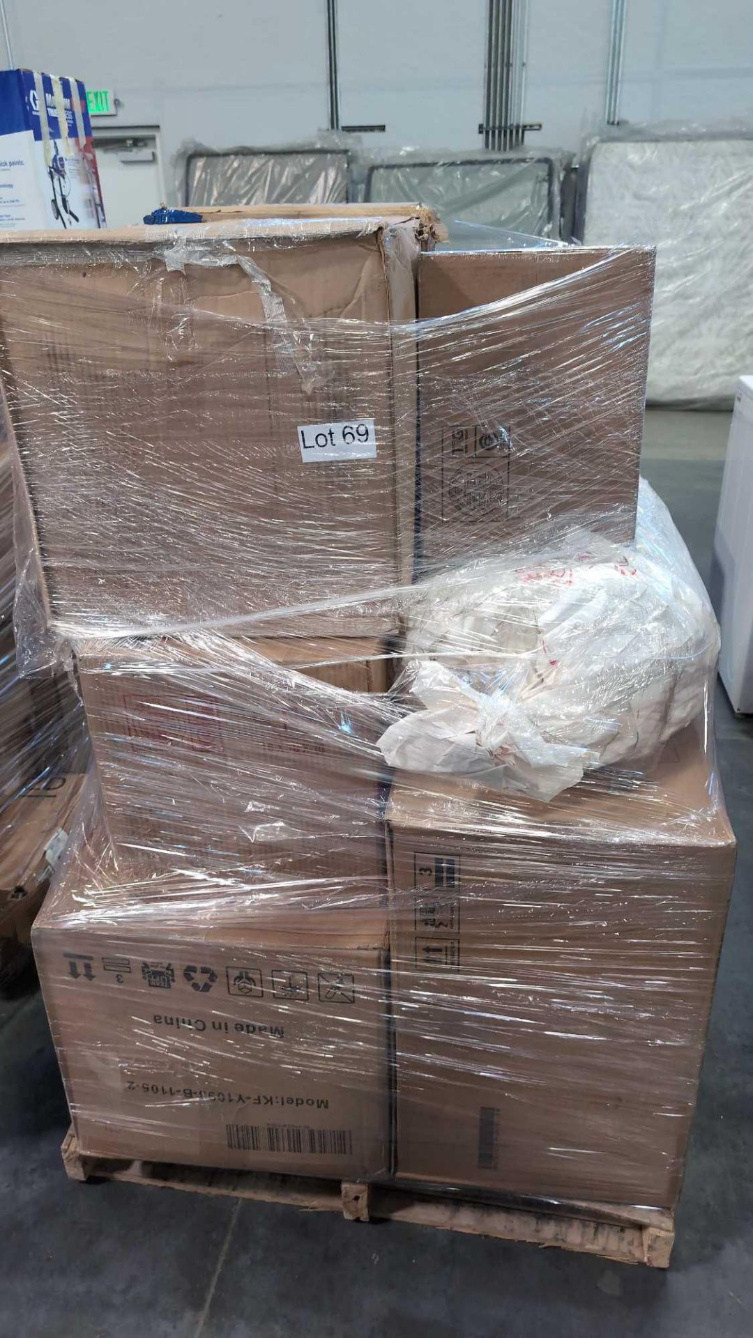 pallet of electric touchless roll towel dispenser furniture and other items