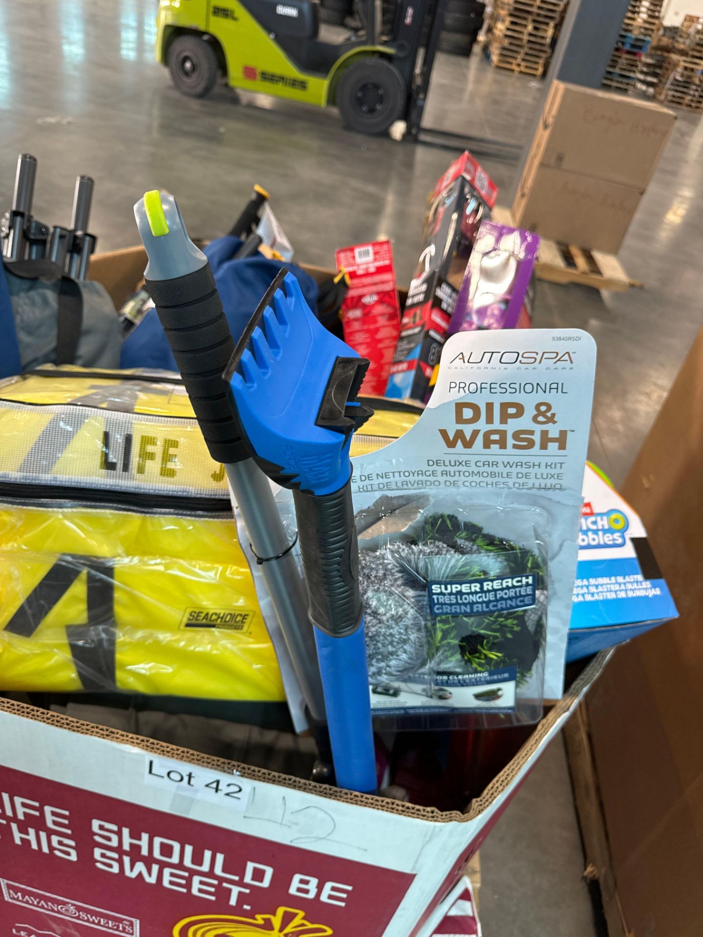 Kites, life jackets, car wash accessories, chairs, hiking poles, golf gloves and more - Image 3 of 10