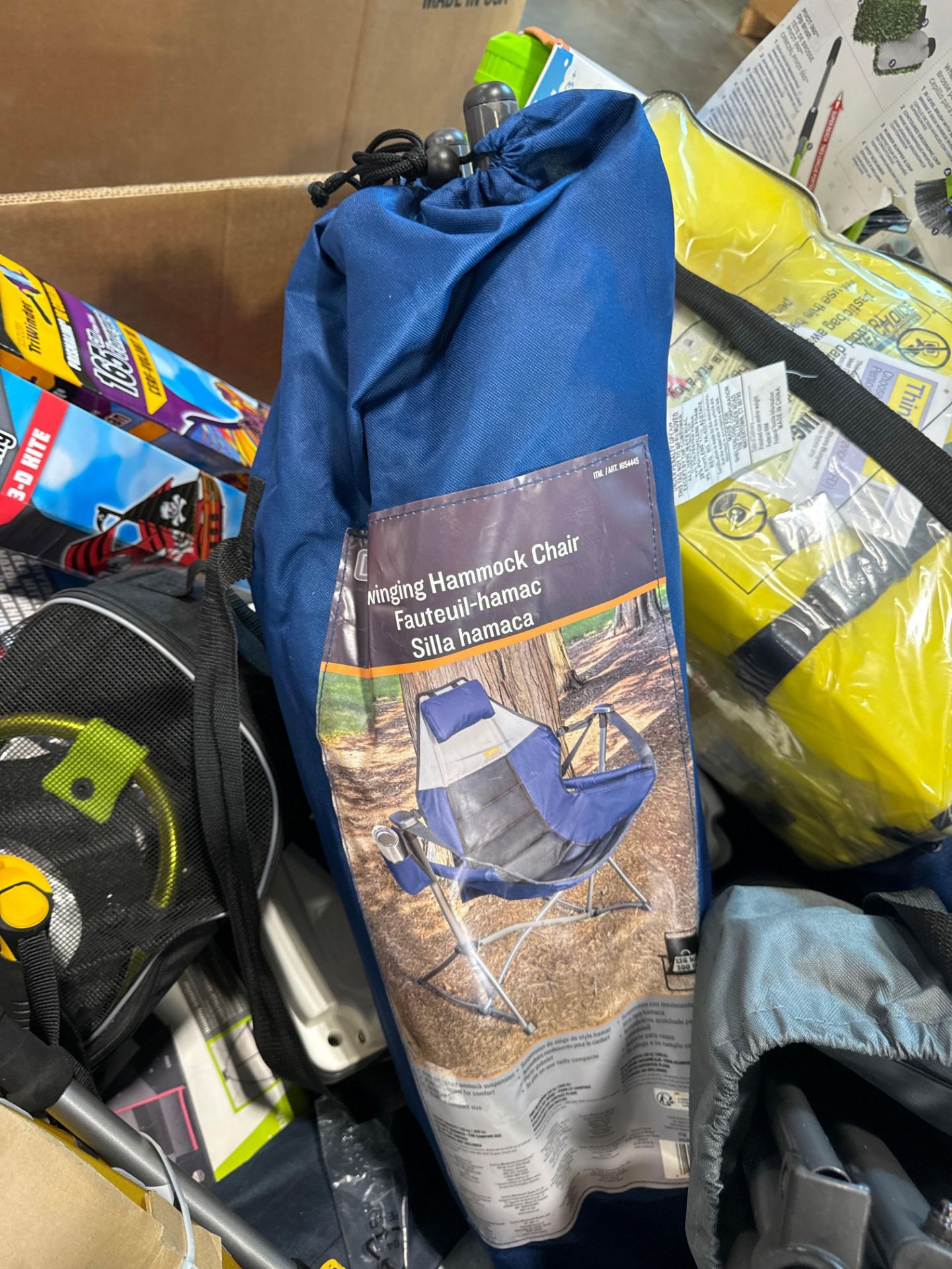 Kites, life jackets, car wash accessories, chairs, hiking poles, golf gloves and more - Image 6 of 10