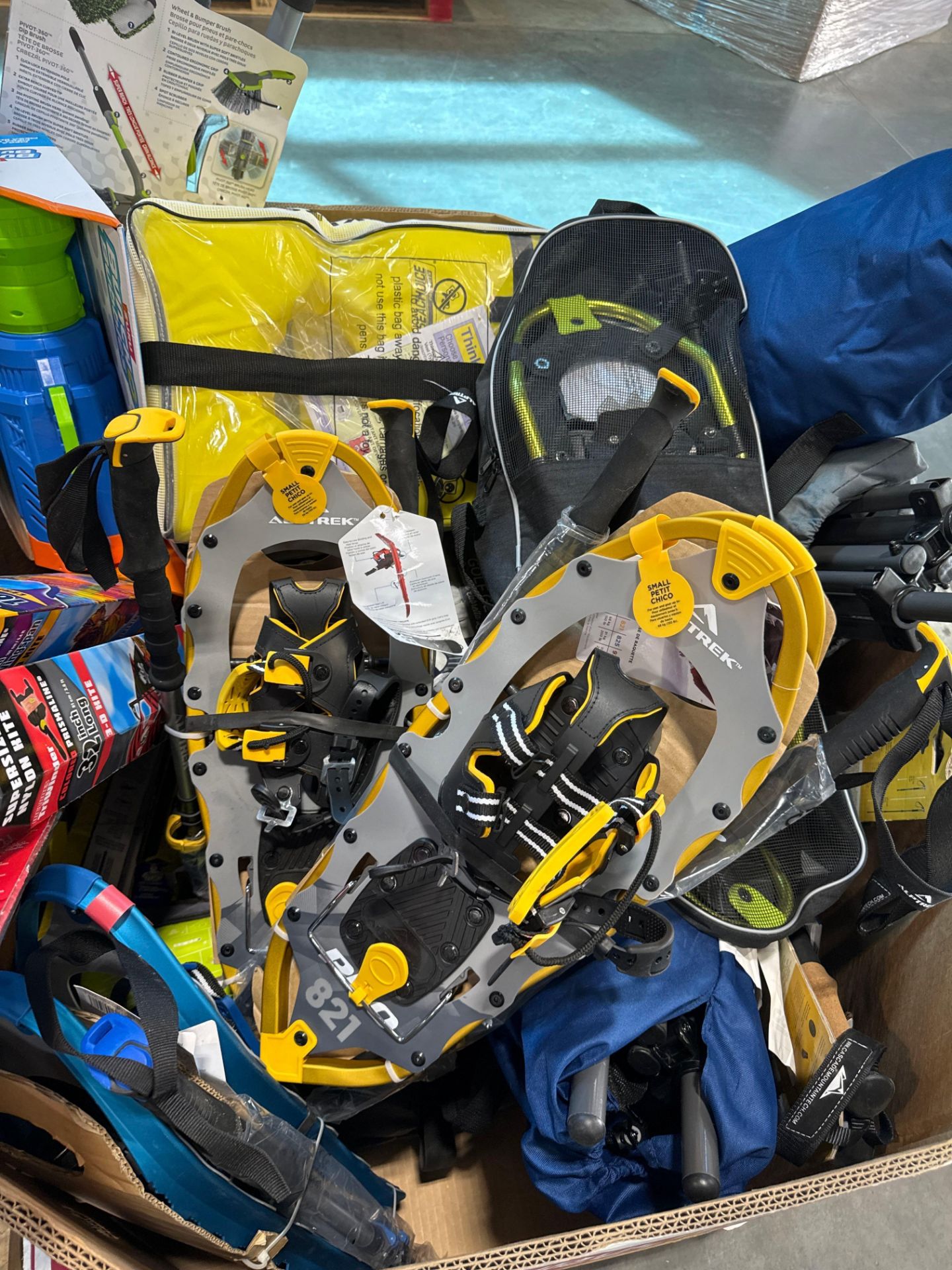 Kites, life jackets, car wash accessories, chairs, hiking poles, golf gloves and more - Image 10 of 10