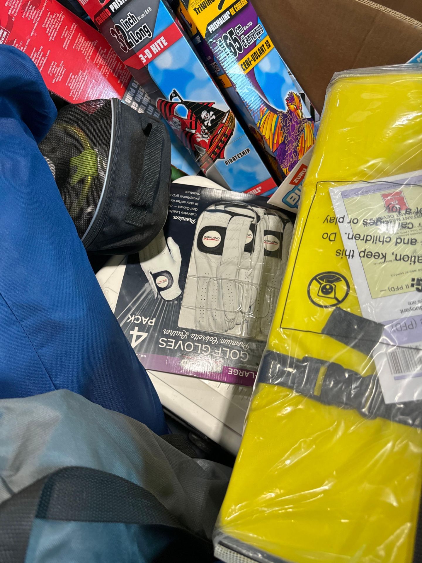 Kites, life jackets, car wash accessories, chairs, hiking poles, golf gloves and more - Image 4 of 10