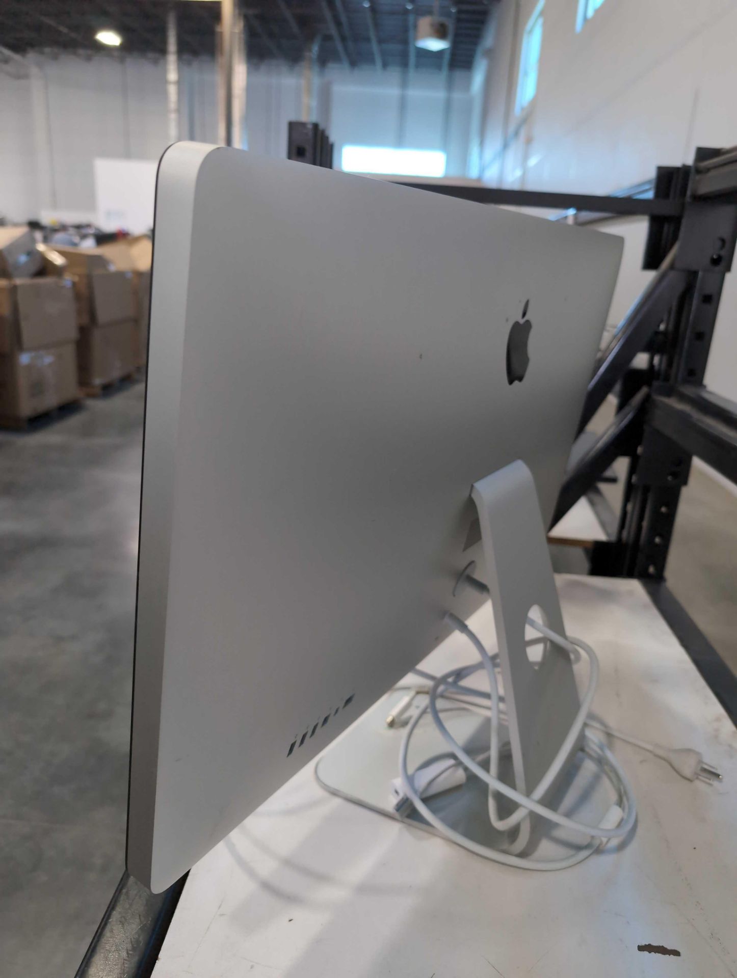 Two Apple Macs, mis Dell monitors - Image 3 of 8