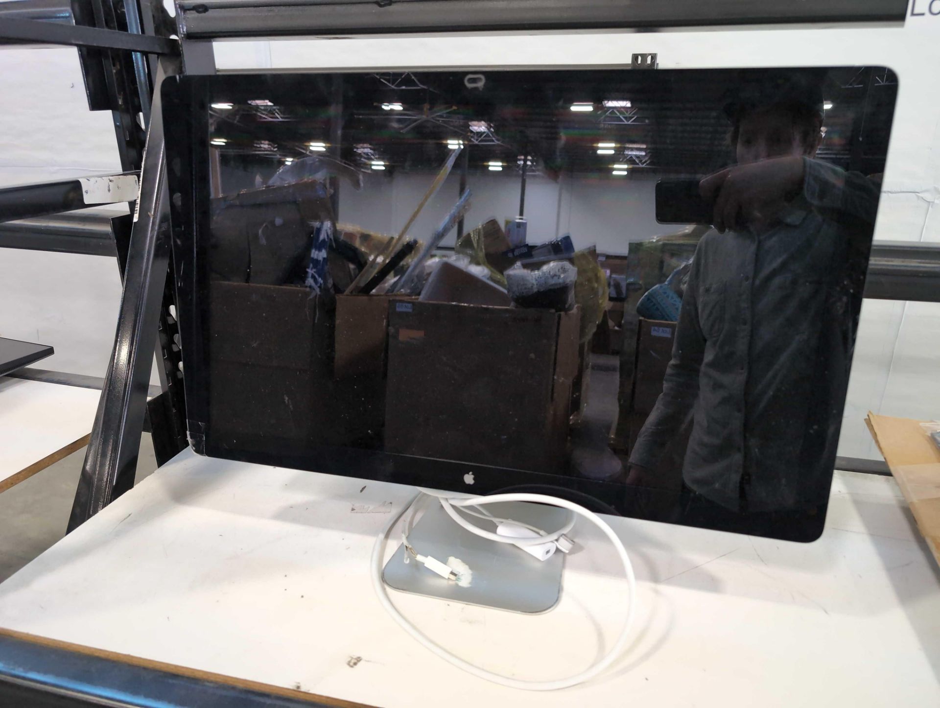 Two Apple Macs, mis Dell monitors - Image 2 of 8