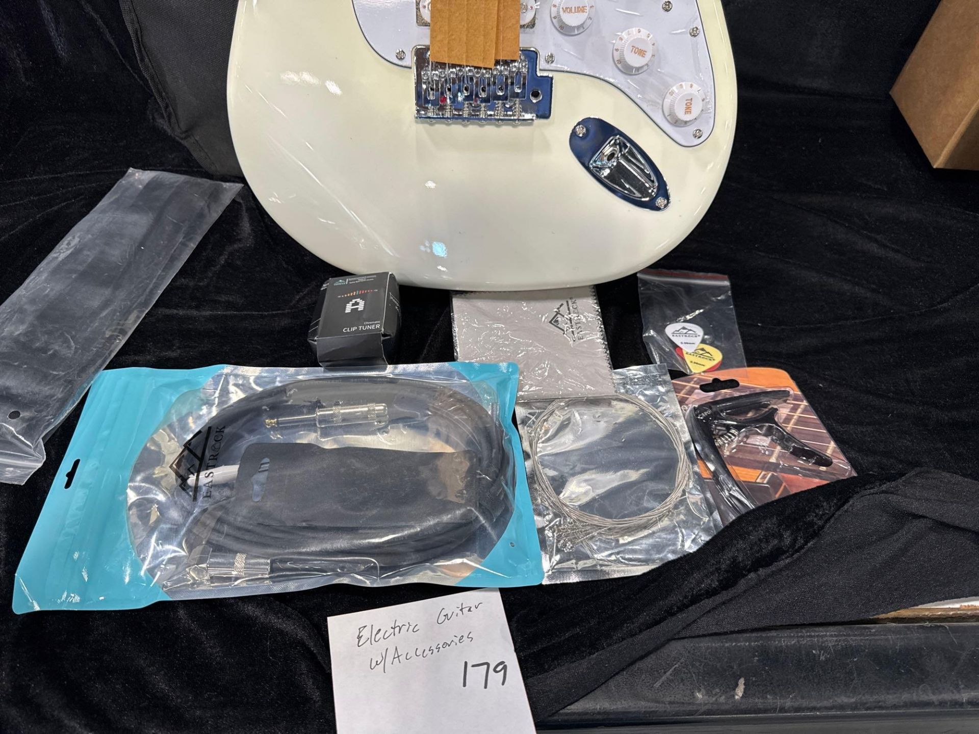 Electric Guitar w/accessoires - Image 2 of 3