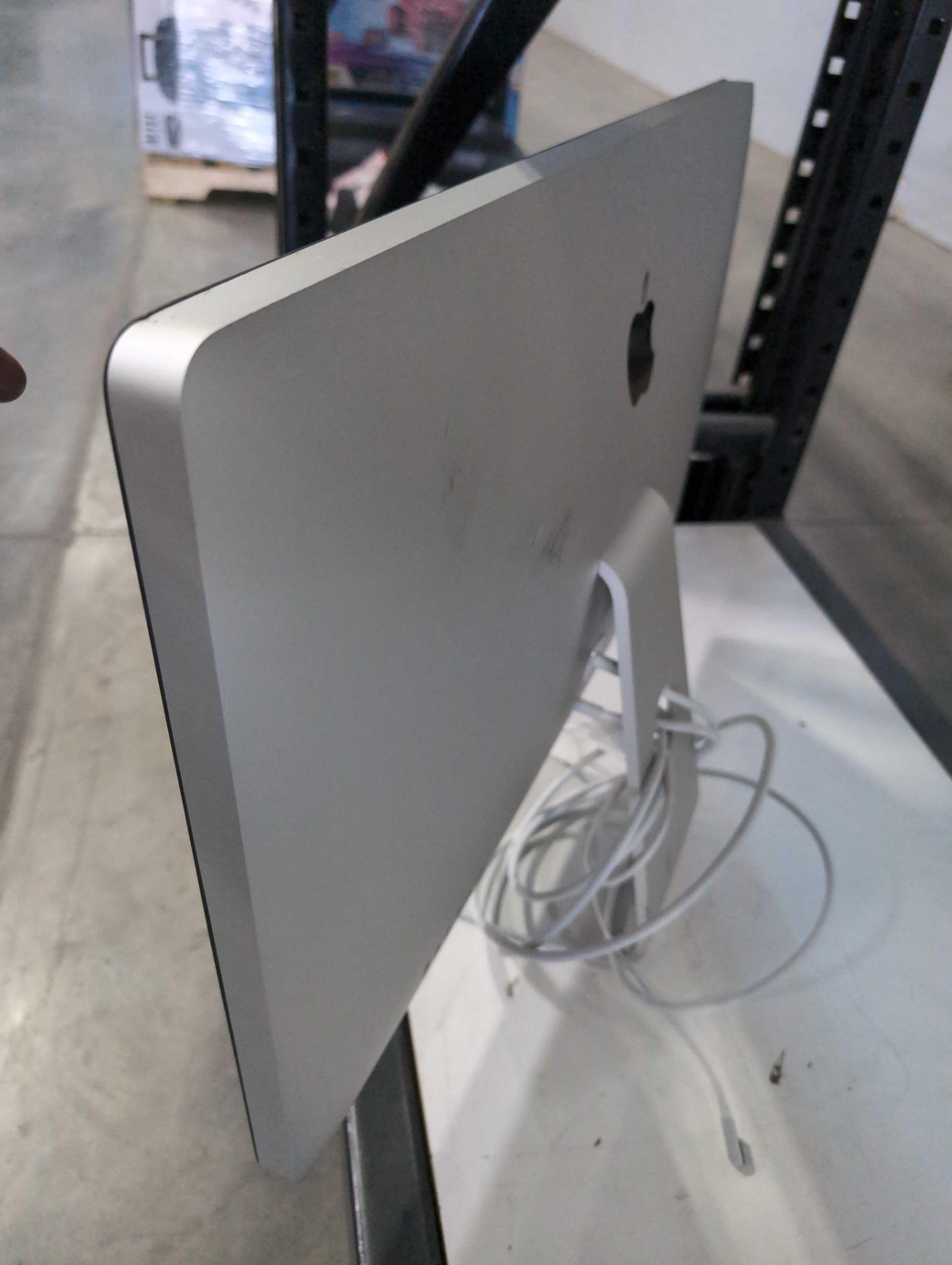 Two Apple Macs, mis Dell monitors - Image 5 of 8